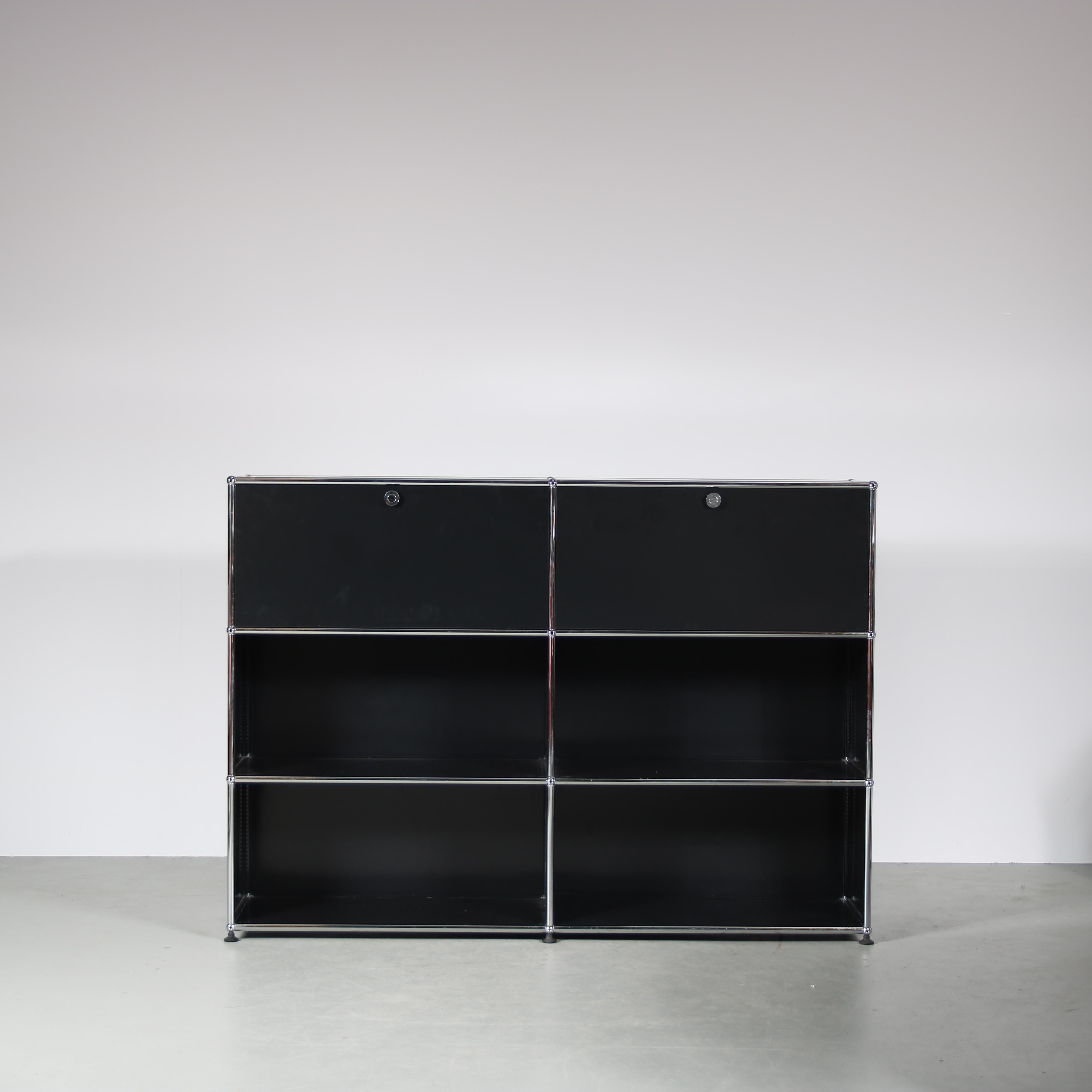 

Cette grande armoire en métal chromé et noir est une création des années 1980 de Paul Schaerer et Fritz Haller, produite par USM en Suisse.

L'armoire a une largeur de 2 unités et une hauteur de 3 unités, ce qui offre un espace de rangement