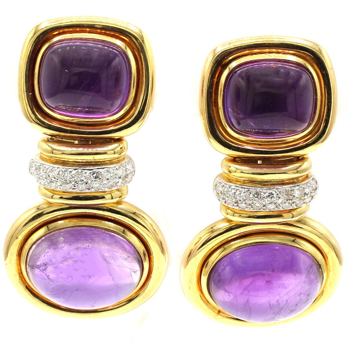 Diese schicken und witzigen 1980er-Jahre-Ohrhänger sind wunderschön gestaltet und meisterhaft handgefertigt. Sie sind absolut atemberaubend am Ohr. Mit 4 perfekt aufeinander abgestimmten tiefvioletten Amethyst-Cabochons in einer polierten