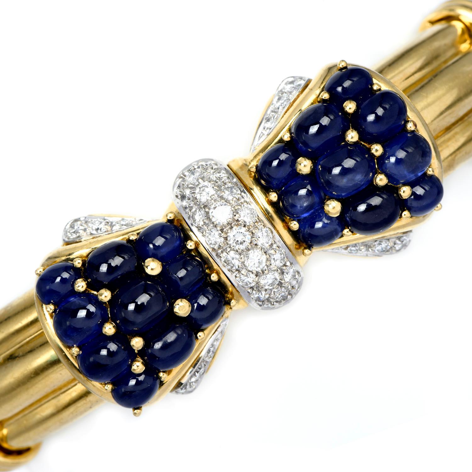 Eleganz einer Bogenshow!

Dieses exquisite Armband mit Diamanten und blauem Saphir aus den 1980er Jahren strahlt eine zeitlose Eleganz aus,

Mit einem Top-Bow-Motiv aus einem Cluster von Diamanten und Saphiren, mit einer hochglanzpolierten