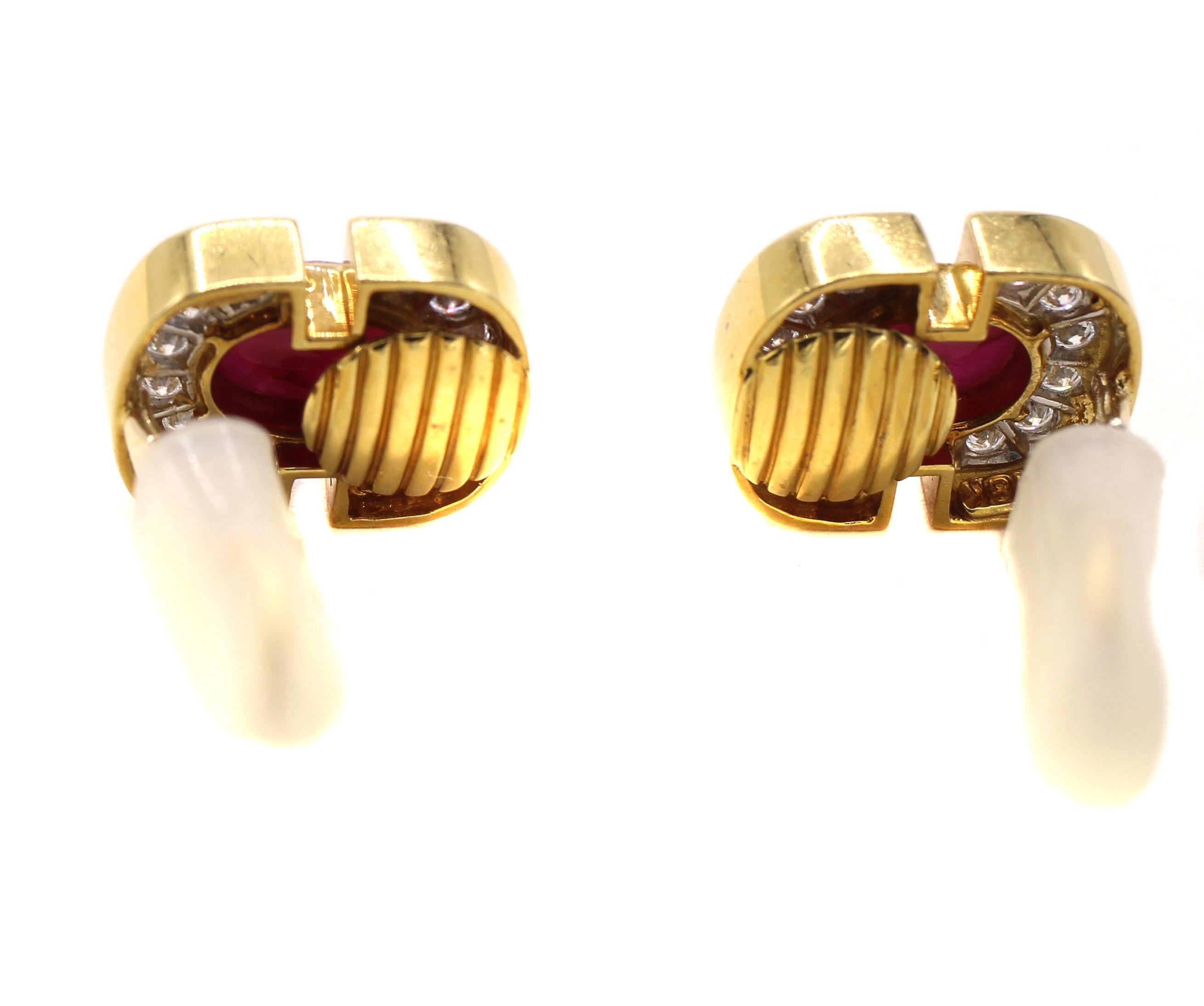 1980s Cabochon Ruby Diamond 18 Karat Gold Ear Clips In Excellent Condition For Sale In New York, NY