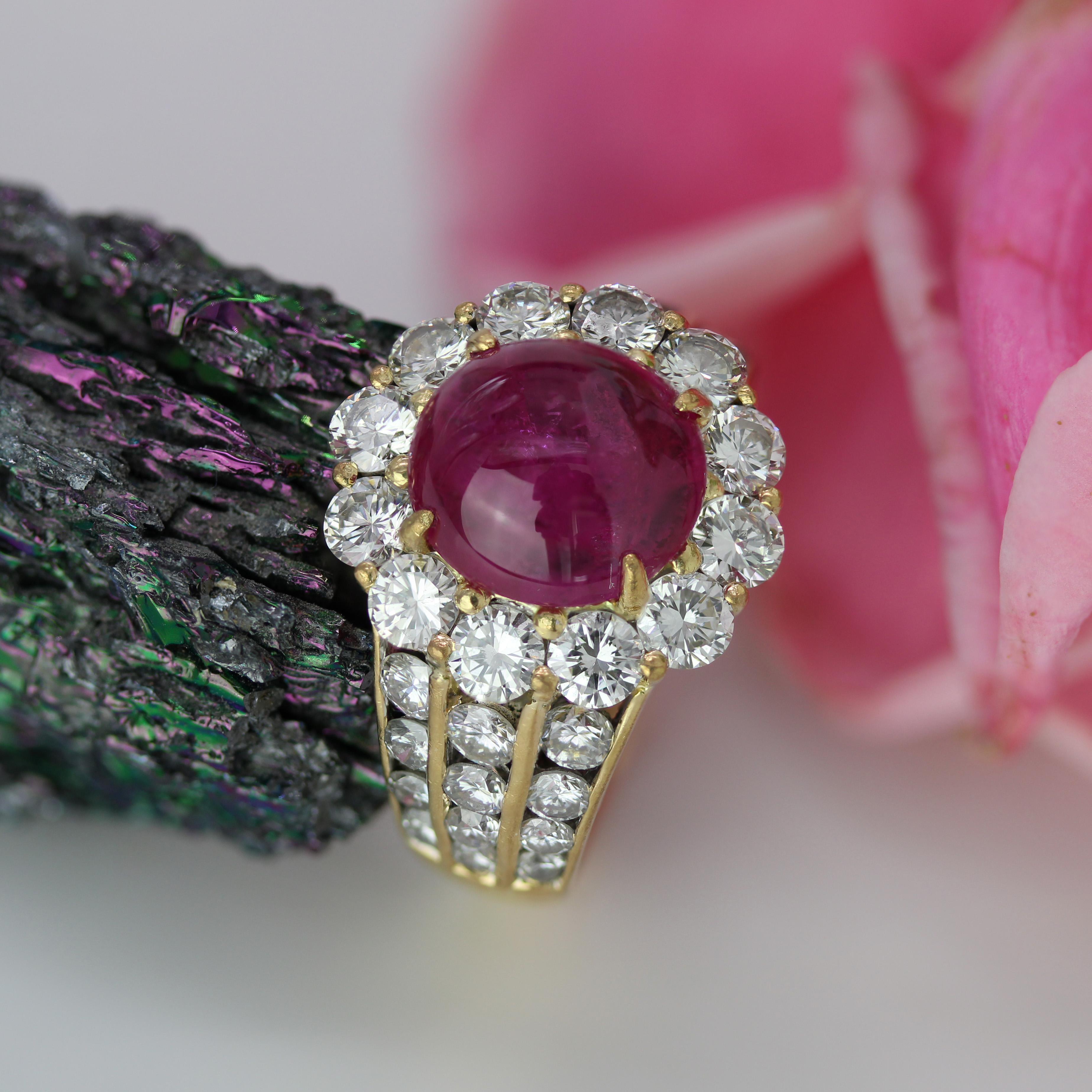 1980 Bague marguerite en or jaune 18 carats avec rubis cabochon et diamants en vente 4