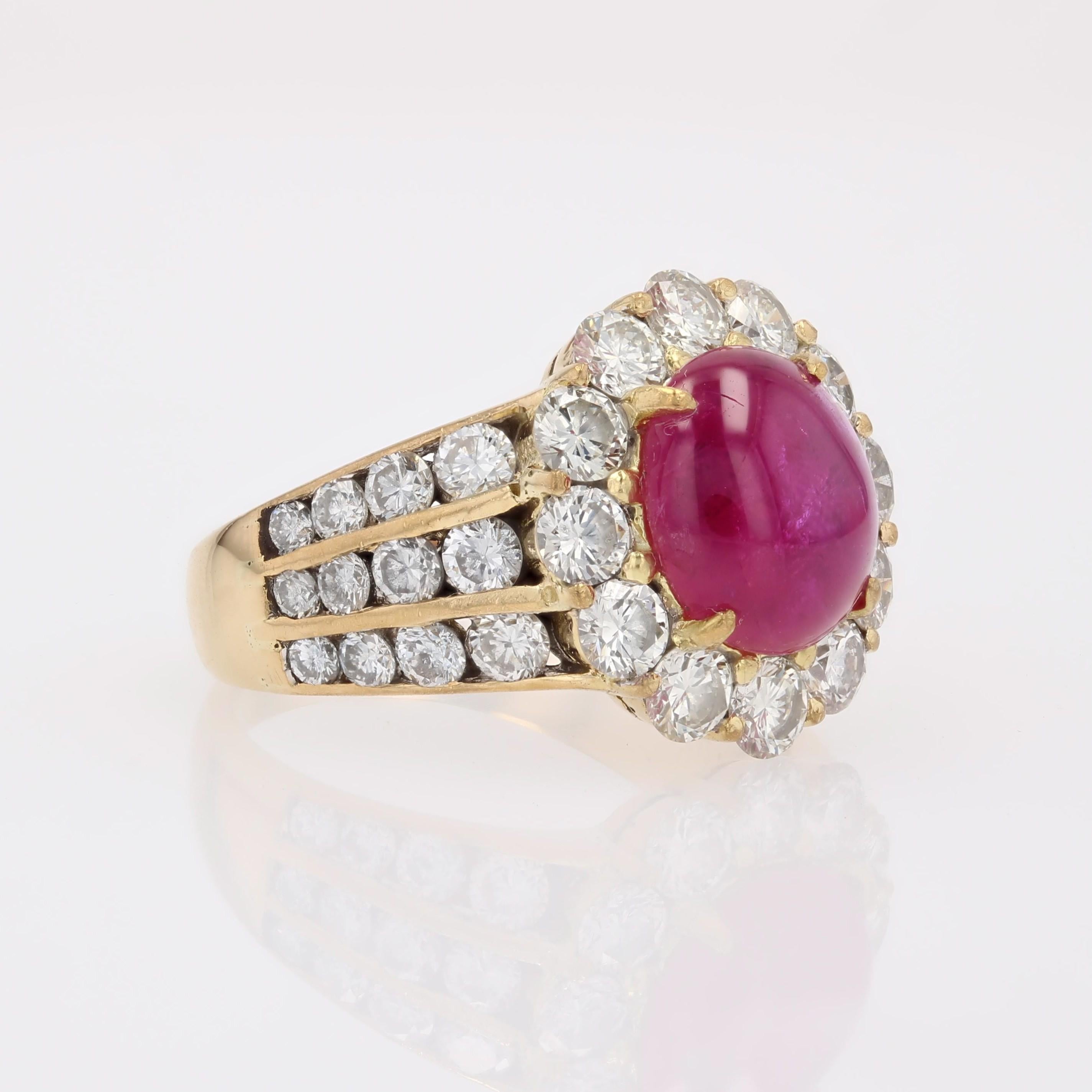 1980 Bague marguerite en or jaune 18 carats avec rubis cabochon et diamants en vente 5