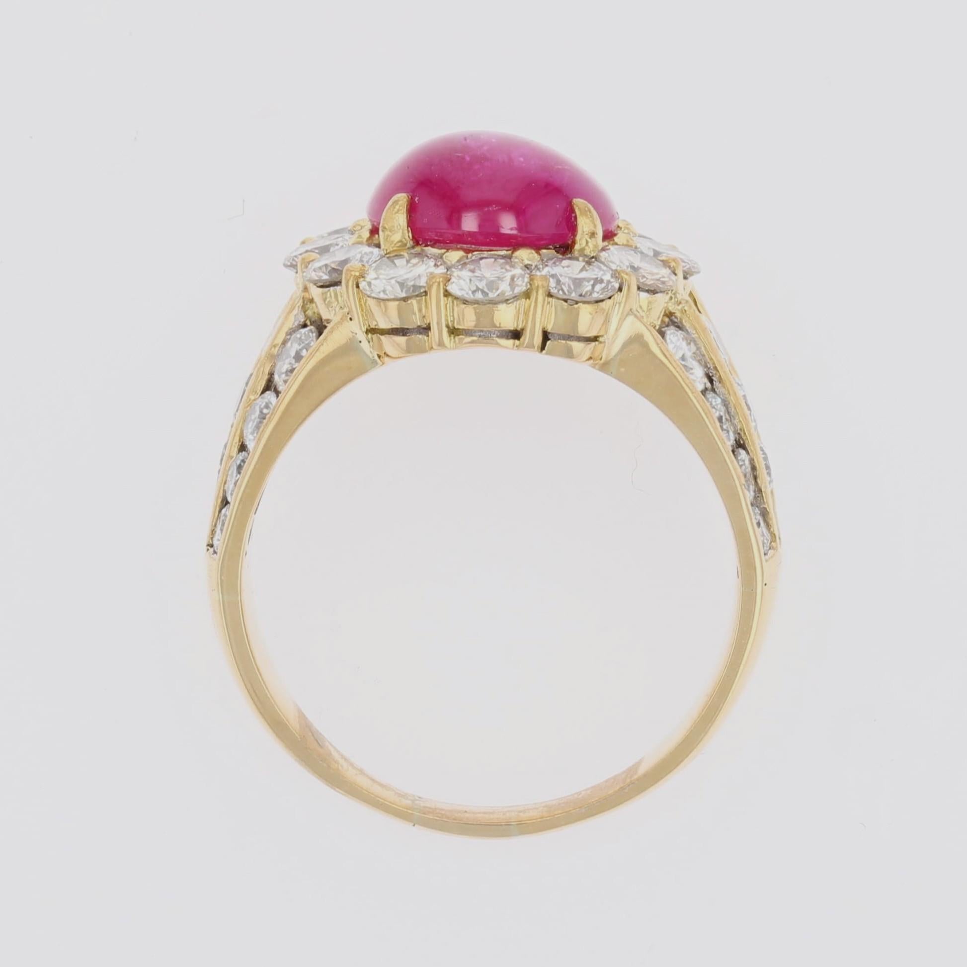 1980 Bague marguerite en or jaune 18 carats avec rubis cabochon et diamants en vente 7
