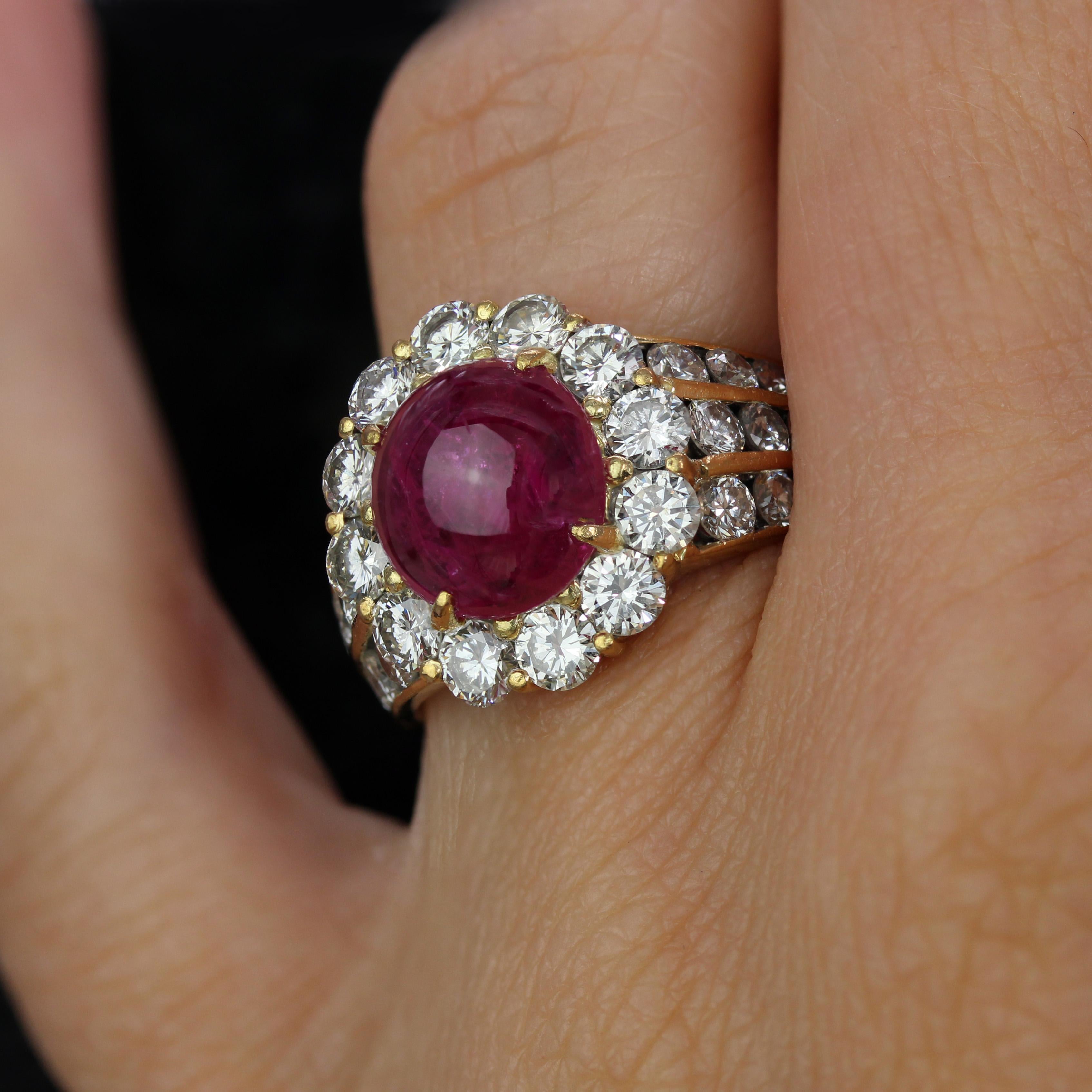 1980 Bague marguerite en or jaune 18 carats avec rubis cabochon et diamants en vente 9