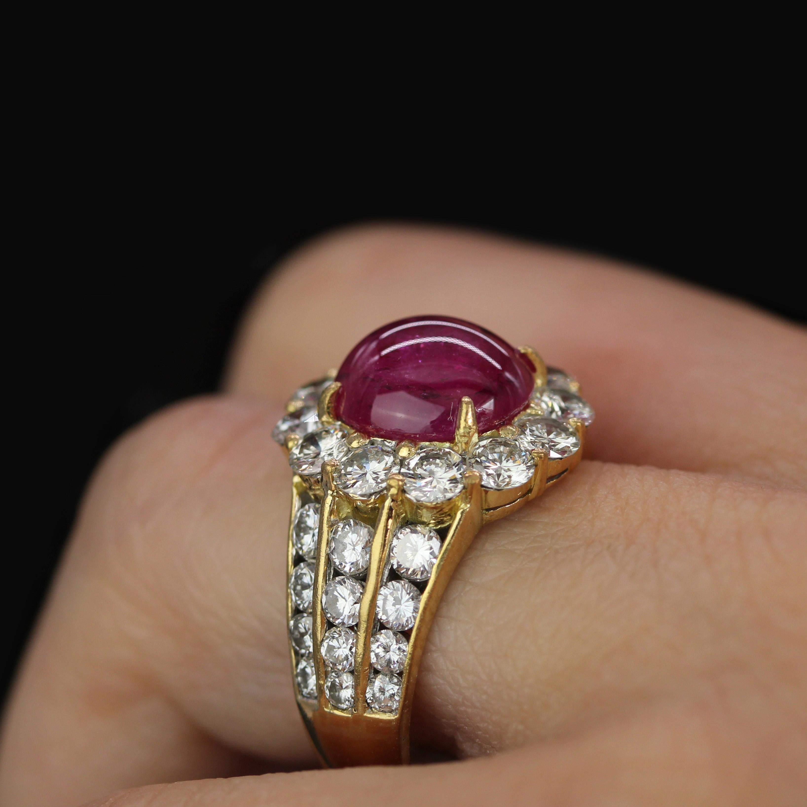 1980 Bague marguerite en or jaune 18 carats avec rubis cabochon et diamants en vente 10