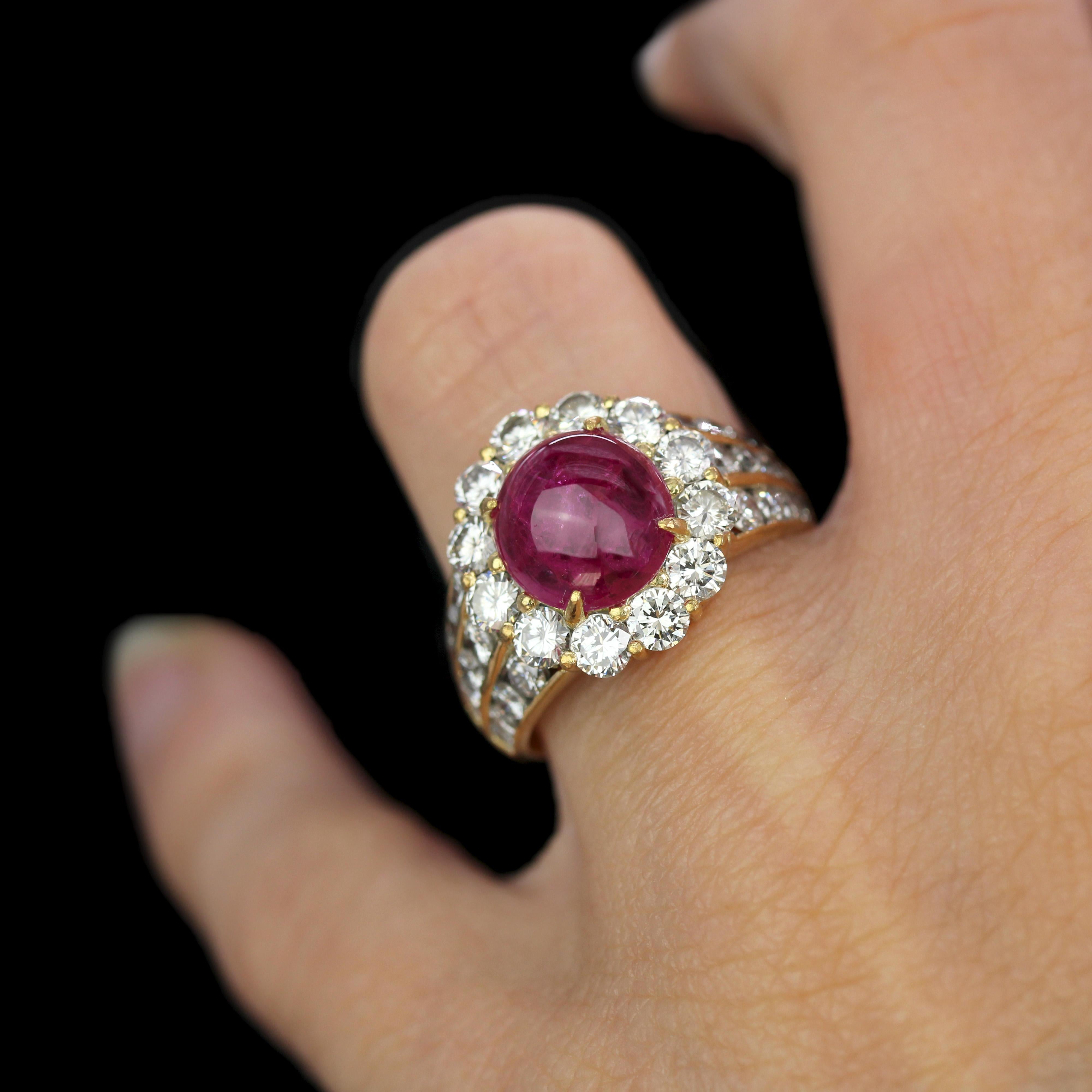 1980 Bague marguerite en or jaune 18 carats avec rubis cabochon et diamants en vente 11