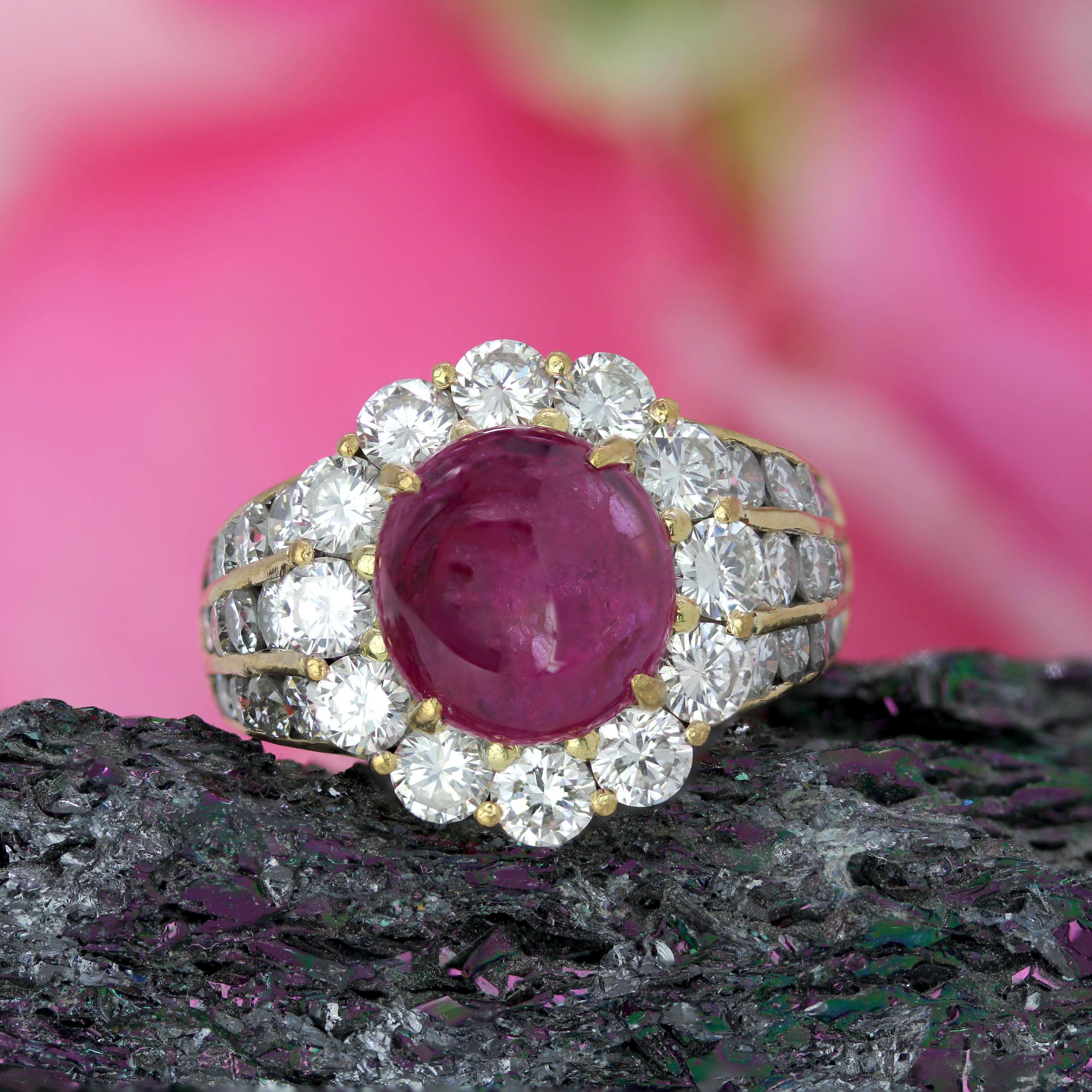 Rétro 1980 Bague marguerite en or jaune 18 carats avec rubis cabochon et diamants en vente