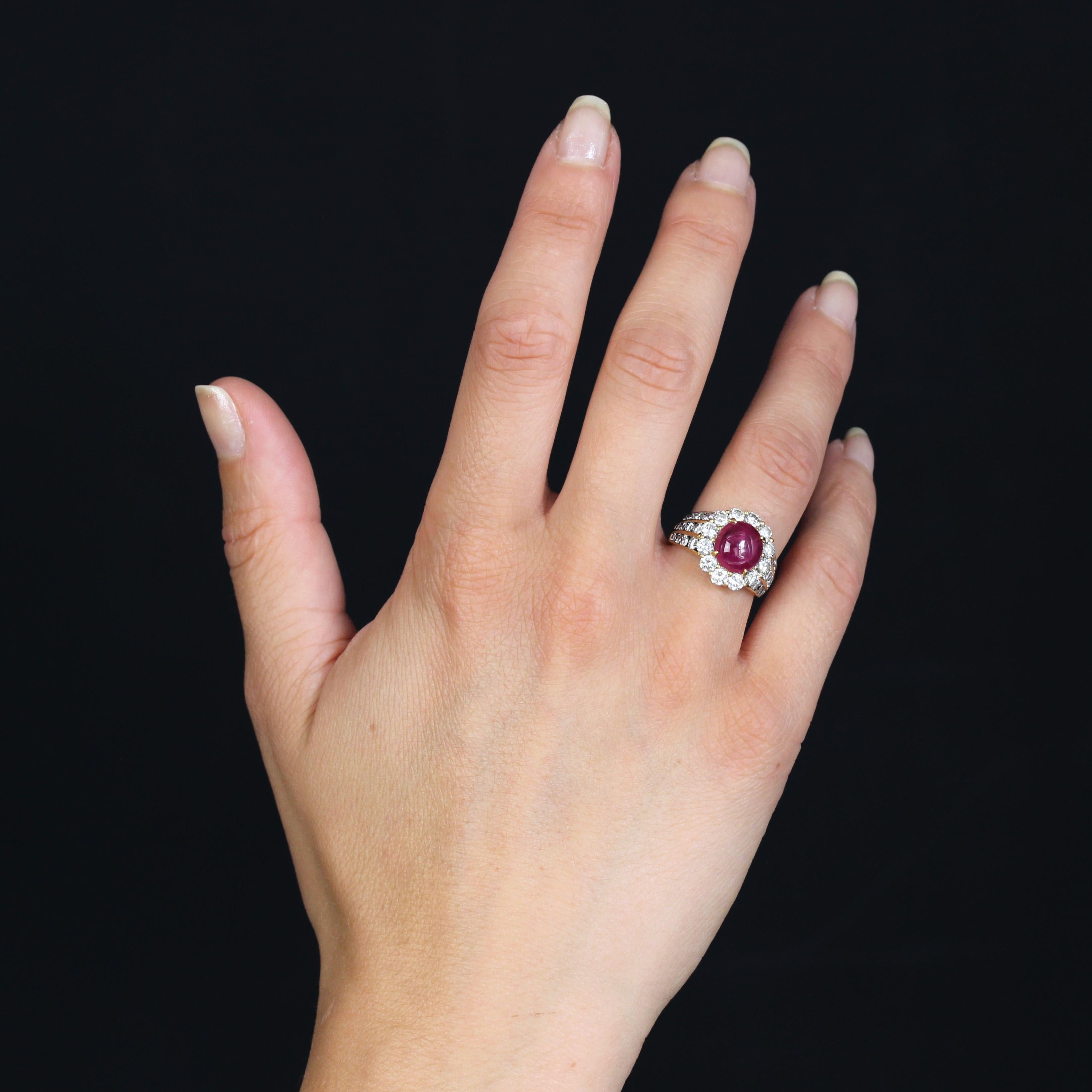 Taille cabochon 1980 Bague marguerite en or jaune 18 carats avec rubis cabochon et diamants en vente