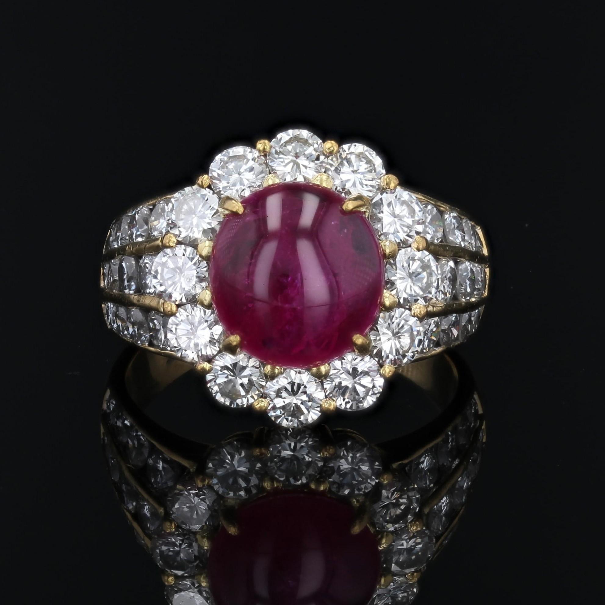 1980 Bague marguerite en or jaune 18 carats avec rubis cabochon et diamants Bon état - En vente à Poitiers, FR
