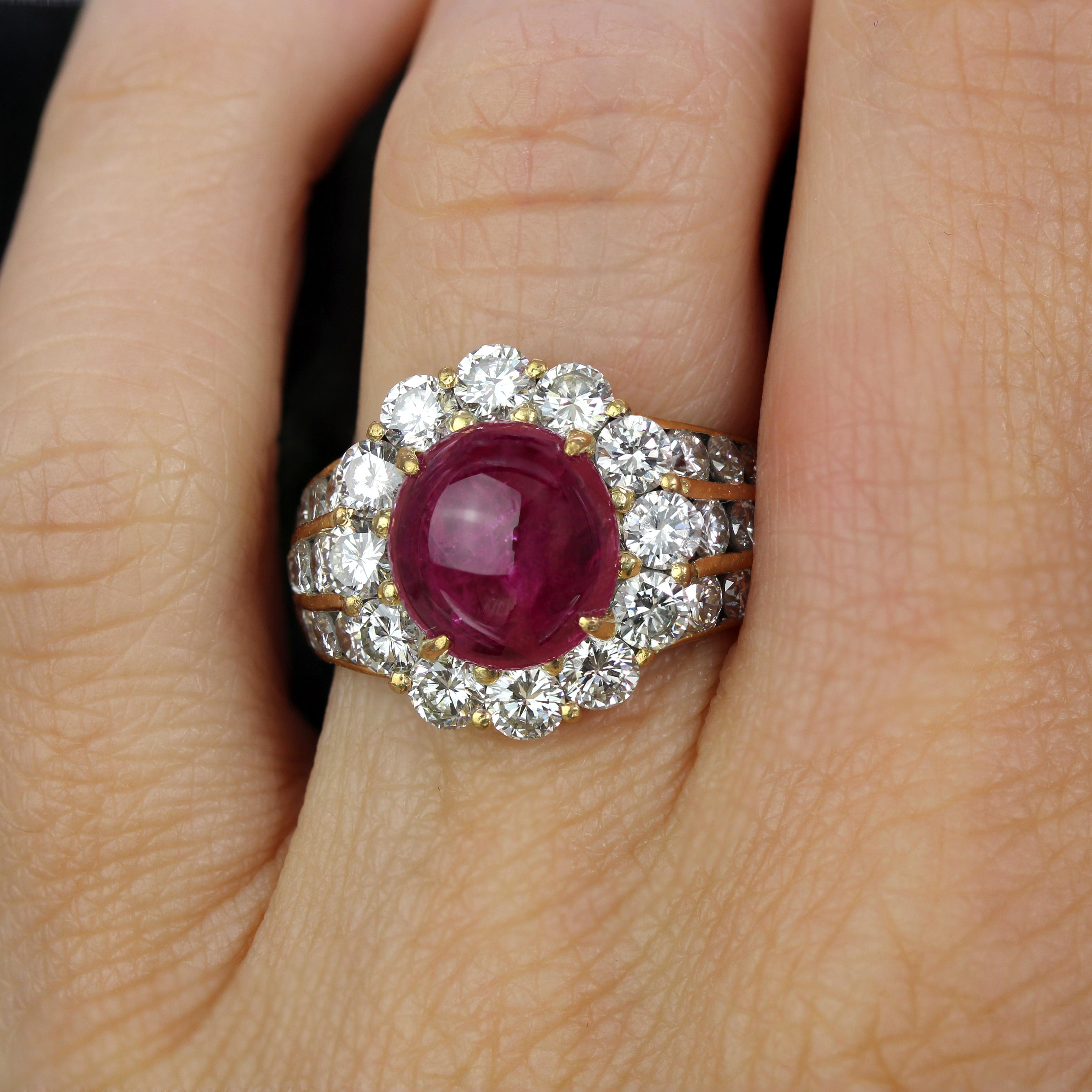 1980 Bague marguerite en or jaune 18 carats avec rubis cabochon et diamants Pour femmes en vente