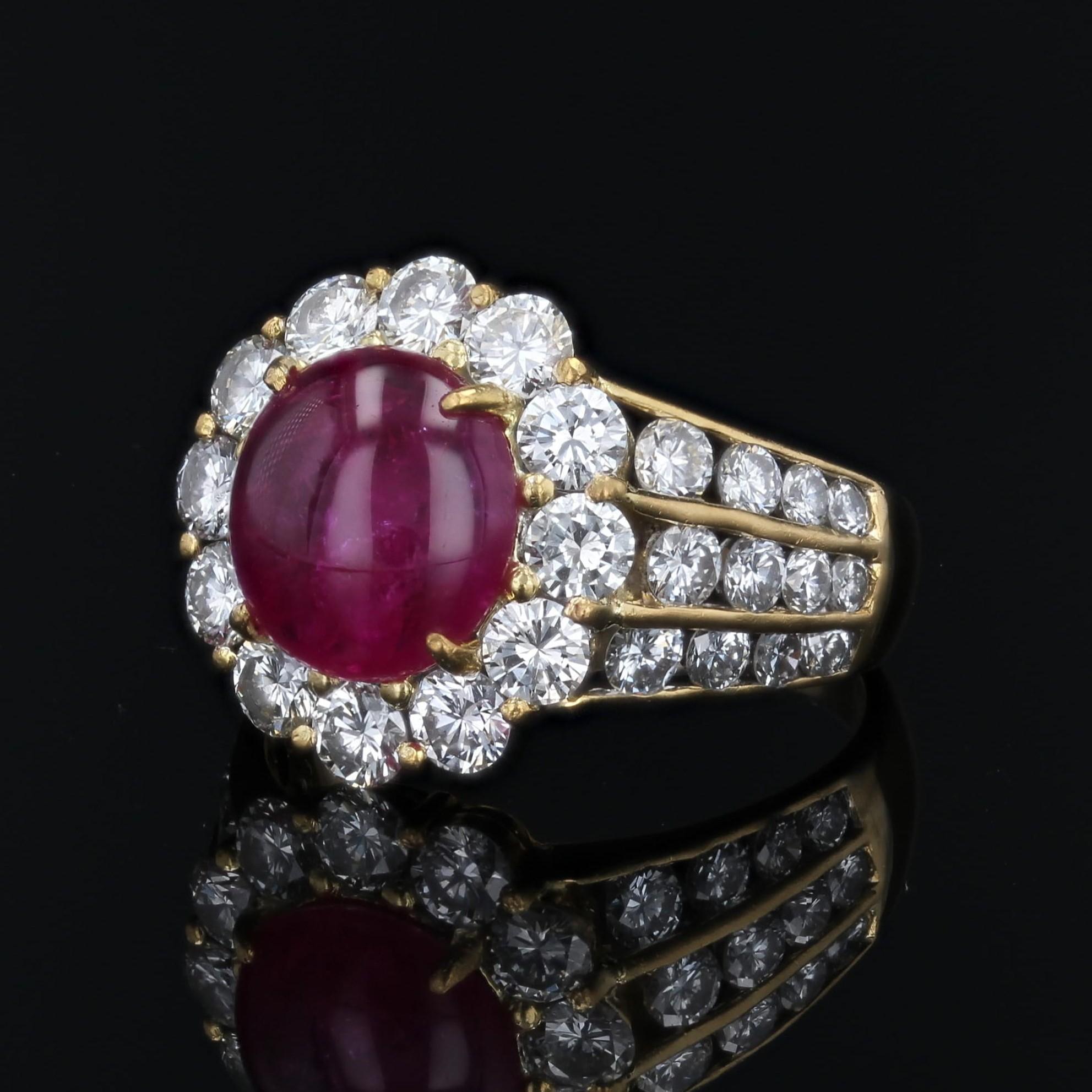 1980 Bague marguerite en or jaune 18 carats avec rubis cabochon et diamants en vente 1