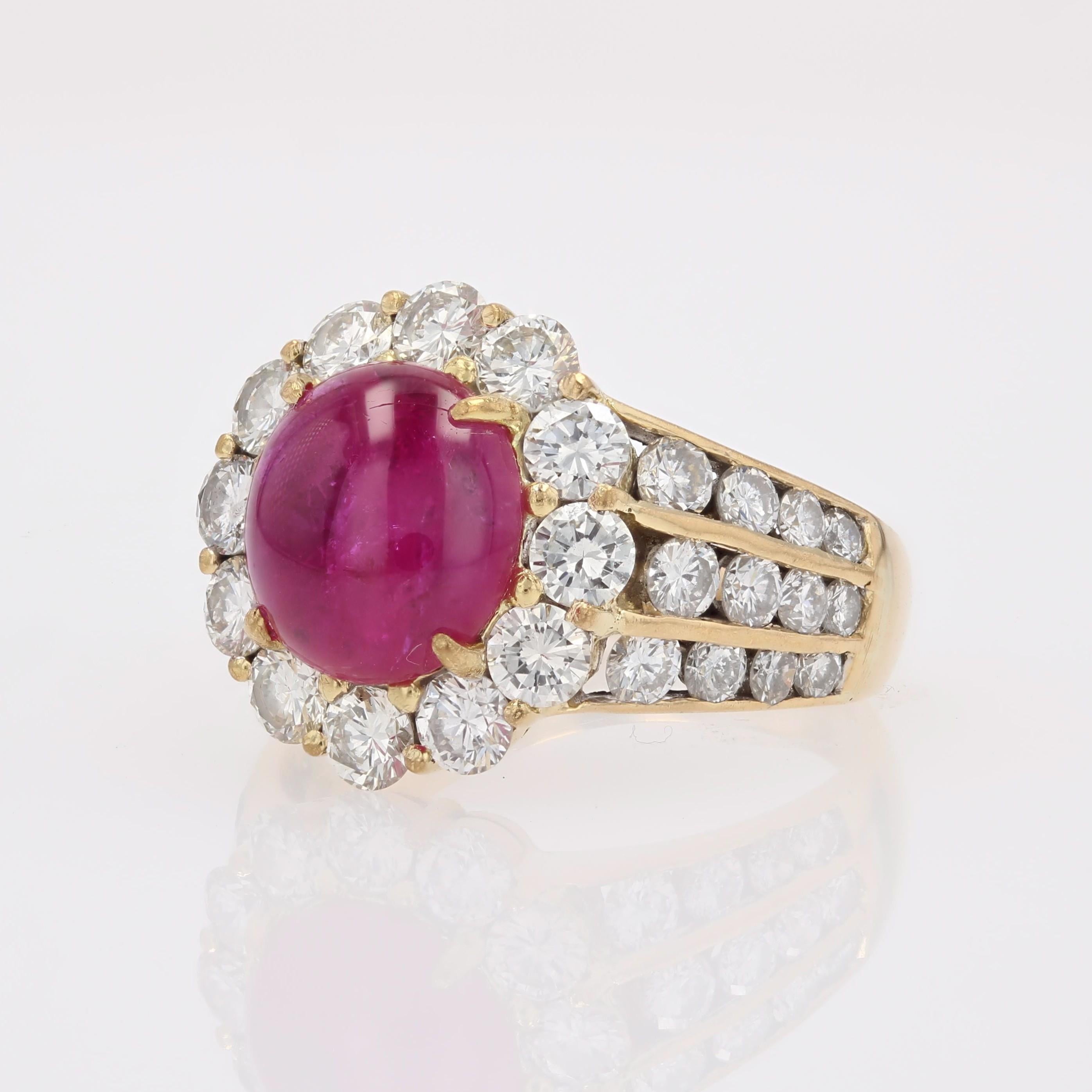 1980 Bague marguerite en or jaune 18 carats avec rubis cabochon et diamants en vente 2