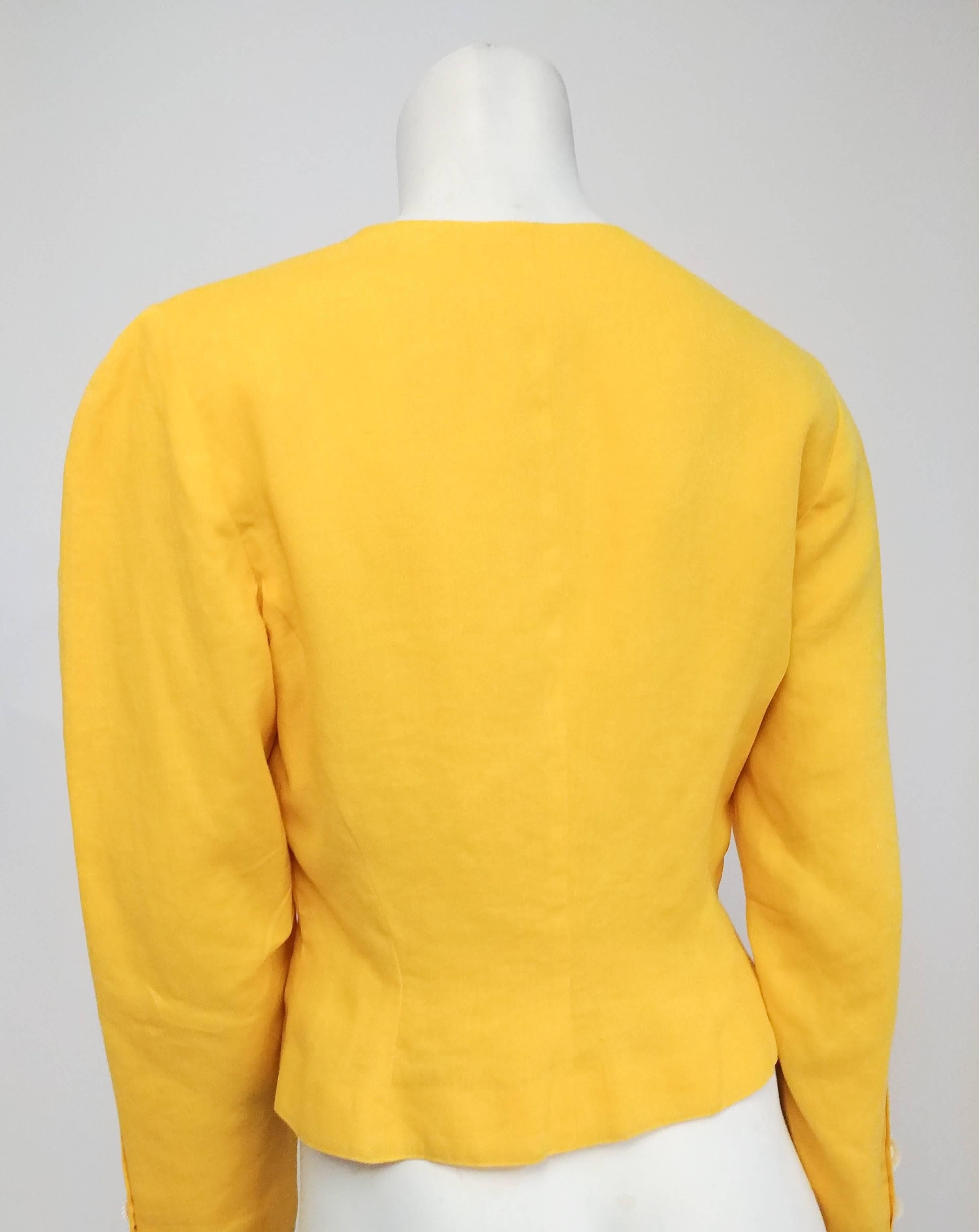 Top en lin jaune Cacharel des années 1980. Top à encolure dégagée avec boutons marguerite blancs sur le devant et aux poignets. 