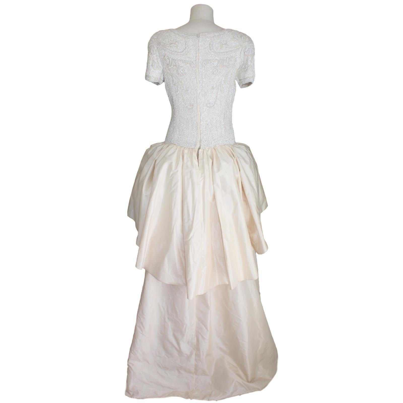 Wedding Dress Cailan'd Ivory Silk Pearl and Sequins Pompous Italian 1980s In Excellent Condition In Brindisi, Bt