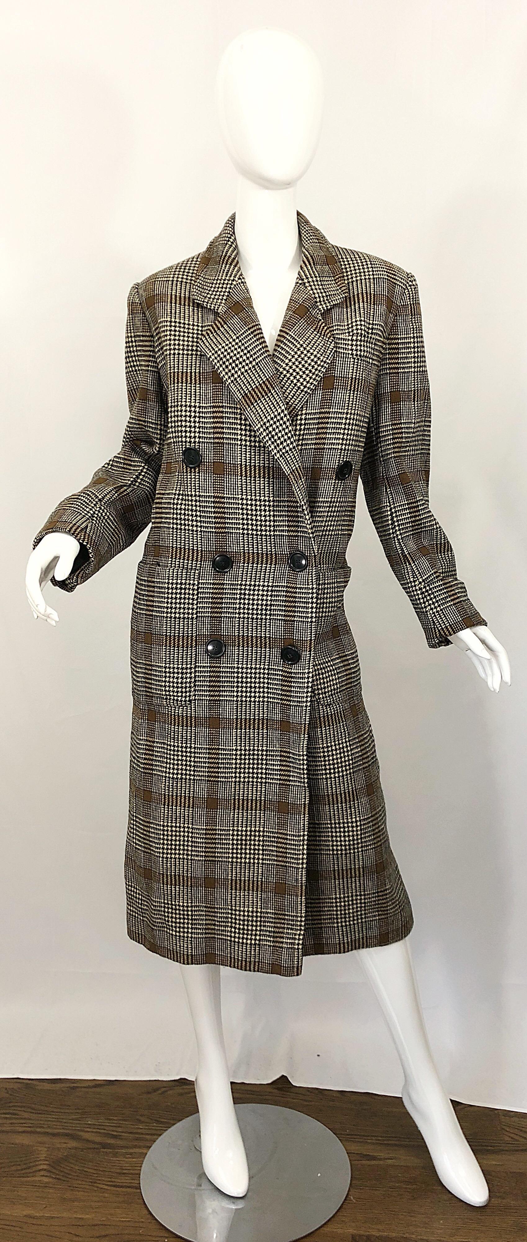 Schicke frühe 1980er vintage CALVIN KLEIN braun glen plaid double breasted wool jacket coat! Klassische Silhouette mit durchgehend neutralen Farben wie Braun, Hellbraun und Schwarz. Taschen an beiden Seiten der Taille. Vollständig gefüttert. Der