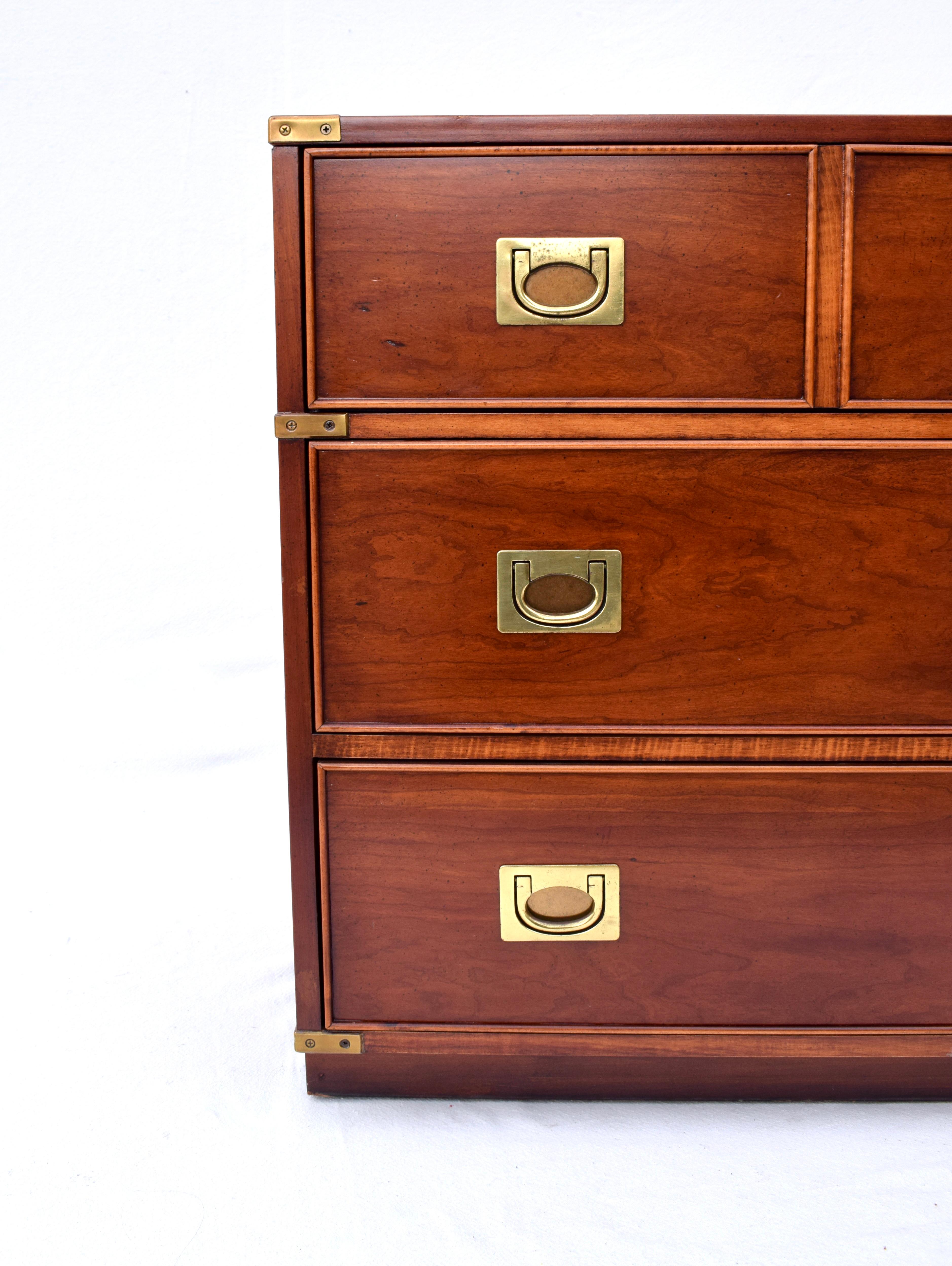 Commode de célibataire de style Campaigner avec quatre tiroirs à queue d'aronde en forme de coq et aux grains d'acajou flamboyants. Une commode de taille moyenne bien conçue avec des rangements généreux. Les pièces assorties peuvent être vues dans