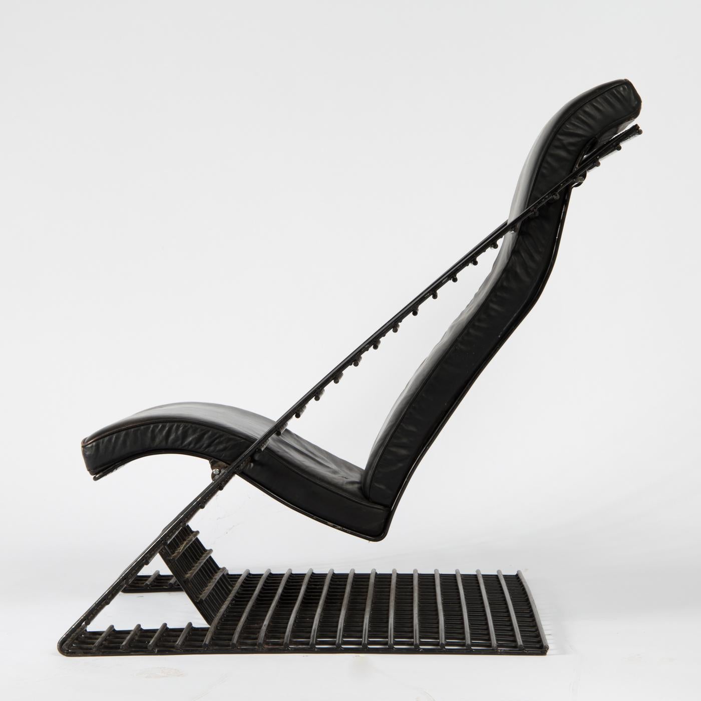 1980s postmodern wire cantilever lounge chair with ottoman. Freely swinging design in black lacquered steel wire, black lacquered steel seat, removable cover in black leather.