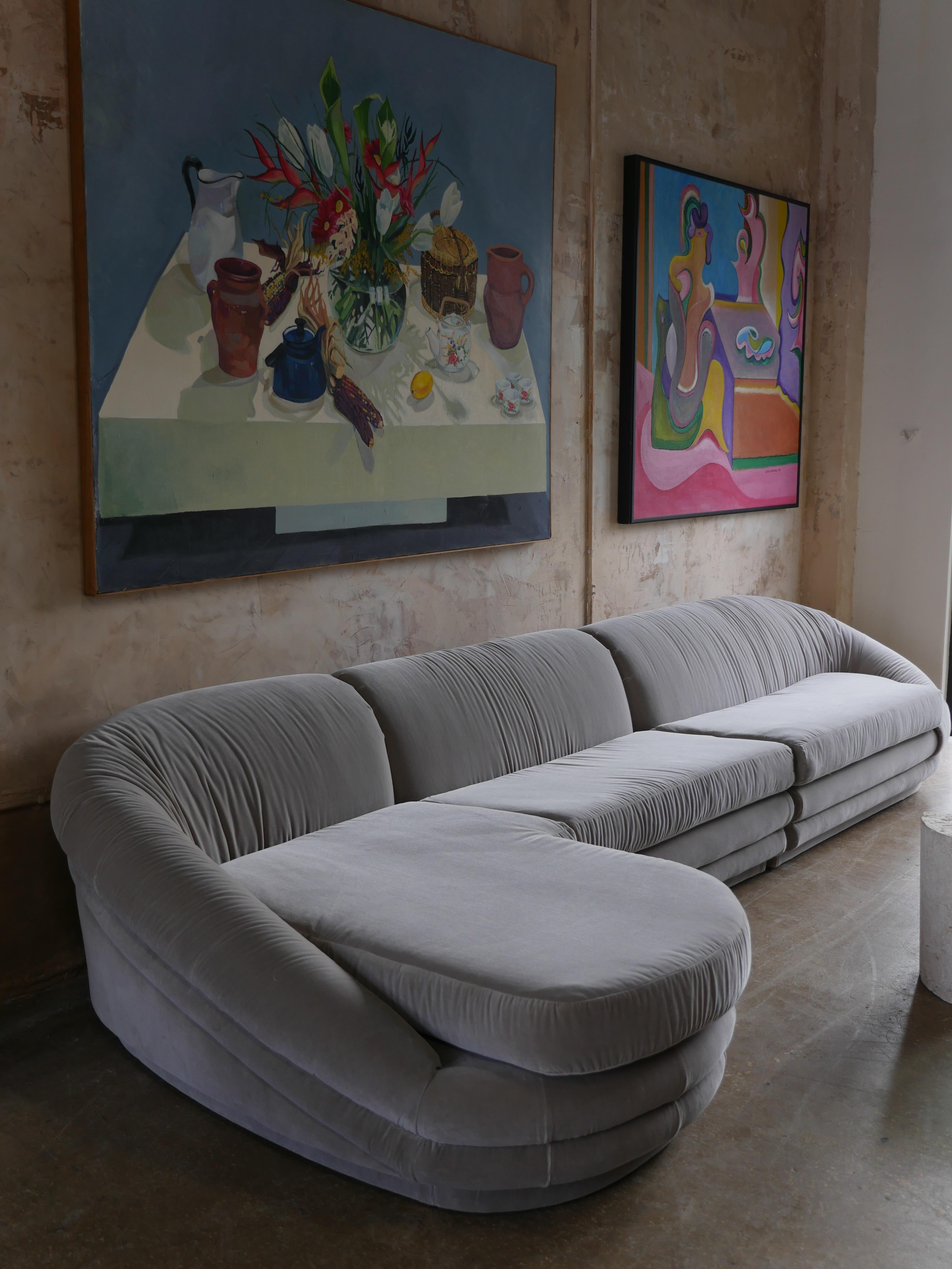 Schönes dreiteiliges Designer-Sofa von Carsons aus den 1980er Jahren, neu gepolstert mit weichem Samt aus 100 % Baumwolle mit fleckabweisender Oberfläche von Mark Alexander. 