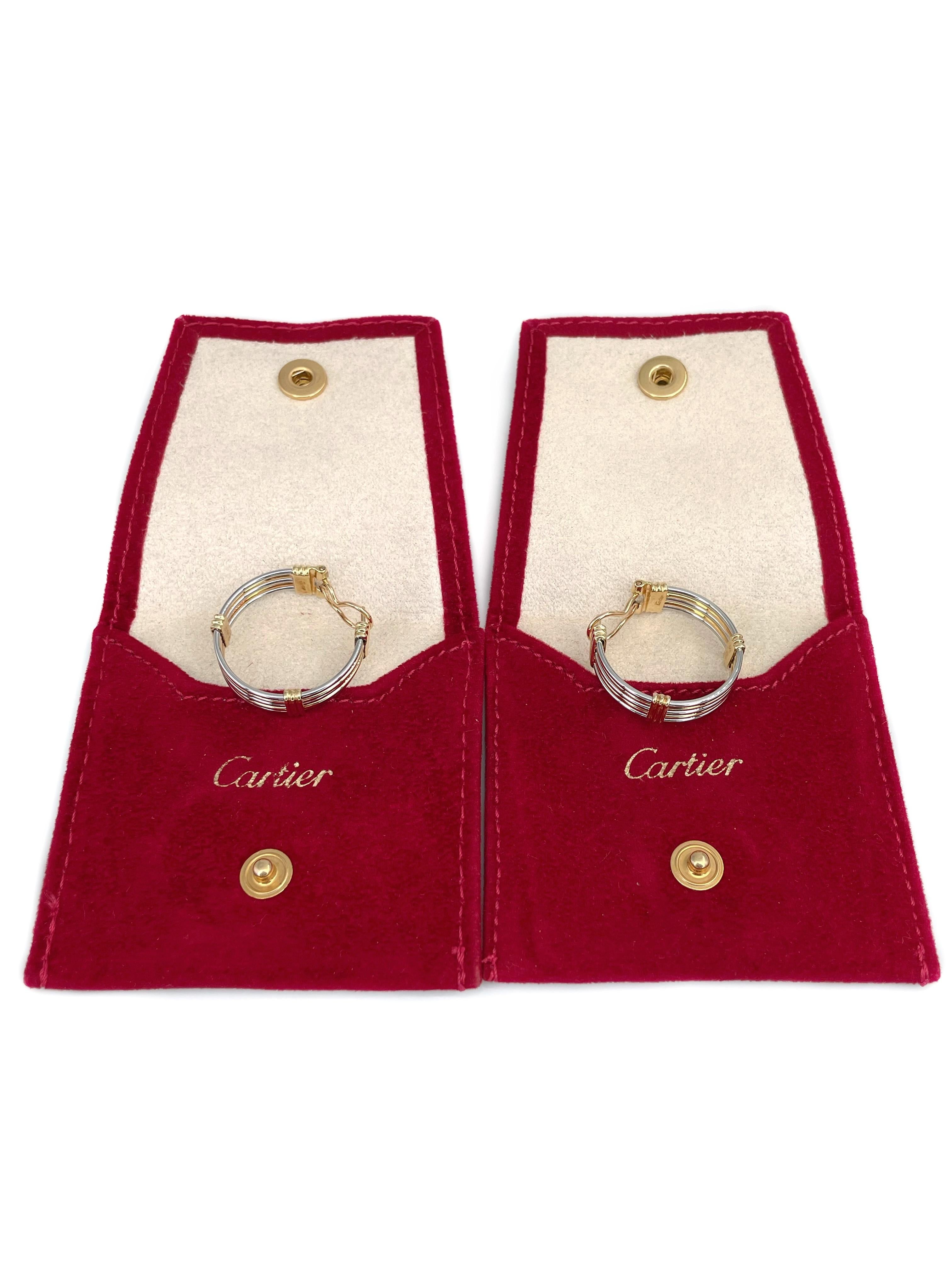 Dies ist ein Paar Reif-Ohrringe von Cartier in den 1990er Jahren entworfen. Sie ist aus 18 Karat Gelbgold und Edelstahl gefertigt. 

Signiert mit Cartier-Marken und Seriennummer. 

Gewicht: 11,58g
Durchmesser: 2.5cm

---

Wenn Sie Fragen haben,