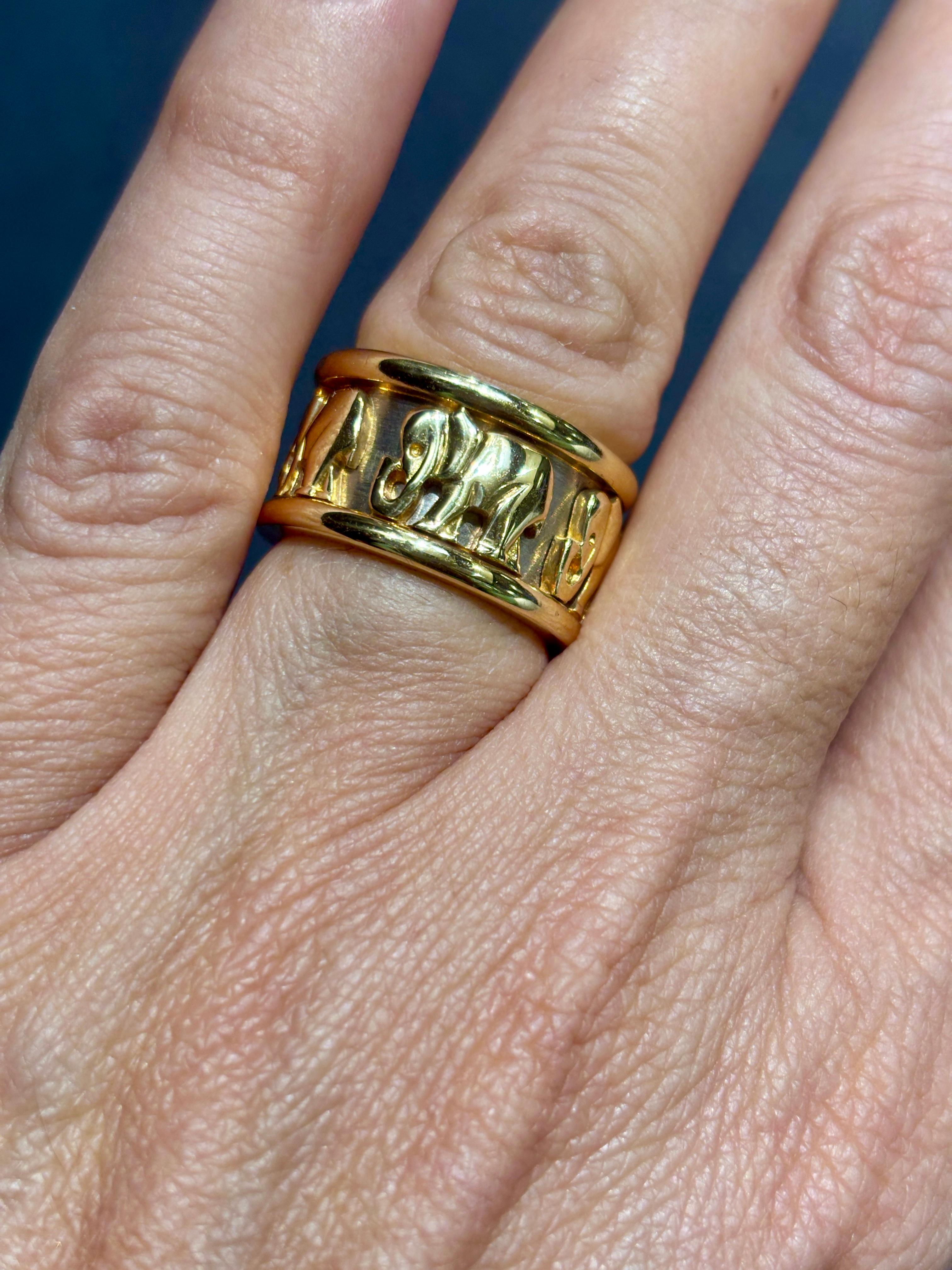 Cette imposante bague en or blanc et jaune de Cartier datant des années 1980 est ornée d'une rangée d'éléphants. C'est une pièce intemporelle que vous ne voudrez plus quitter.