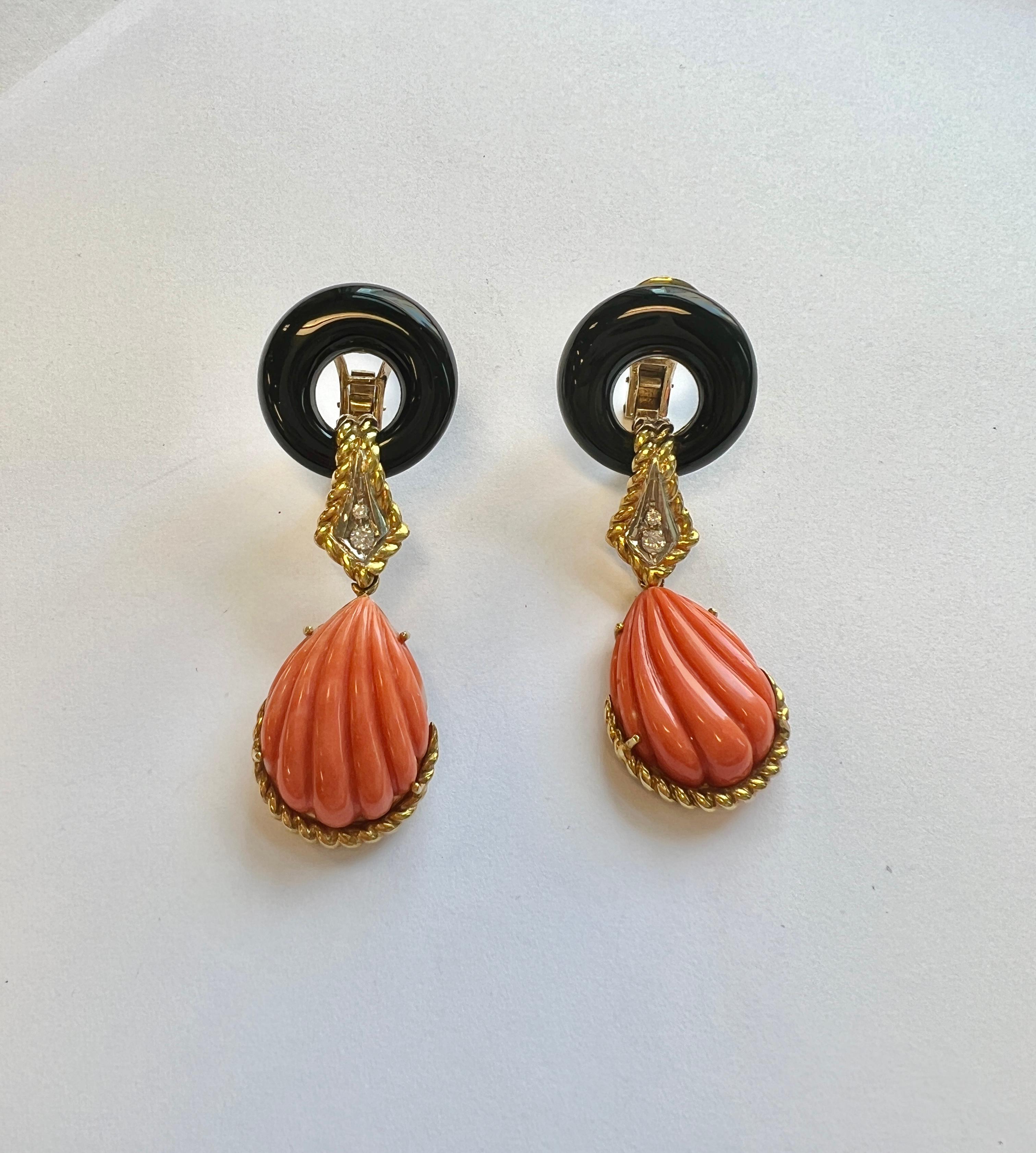 1980s Carved Coral Diamond Onyx Gold Drop Earrings In Excellent Condition For Sale In New York, NY