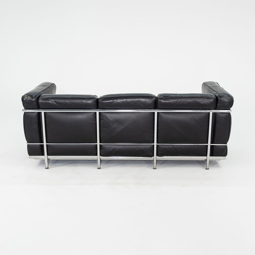 Dies ist ein LC-2 Dreisitzer-Sofa, das ursprünglich 1928 von Le Corbusier, Pierre Jeanneret und Charlotte Perriand entworfen wurde. Dieses Exemplar stammt aus den 1980er Jahren und wurde in Italien von Cassina hergestellt. Cassina ist seit 1965 der