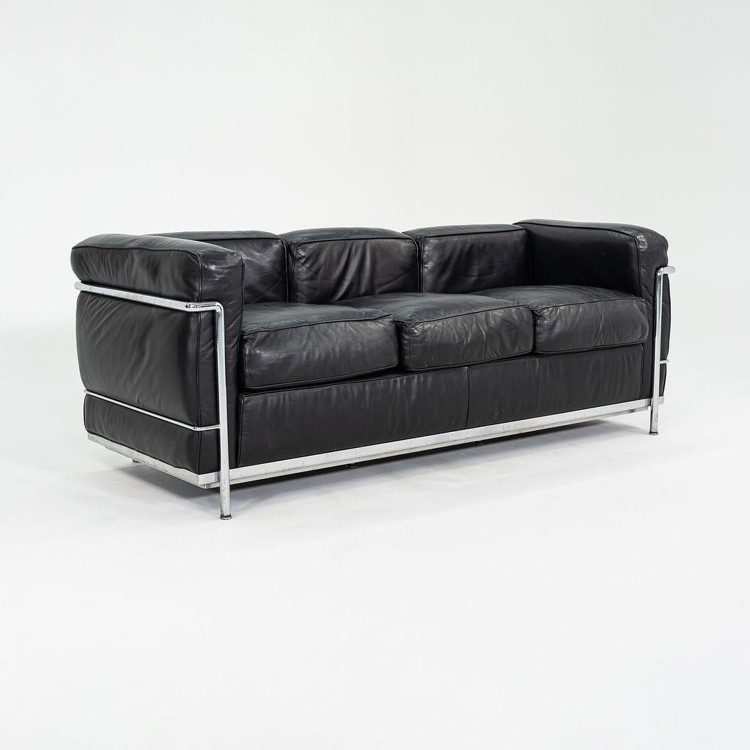 1980er Cassina LC2 Dreisitzer-Sofa in Schwarz von Le Corbusier, Jeanneret, Perriand, Perriand (Italienisch) im Angebot