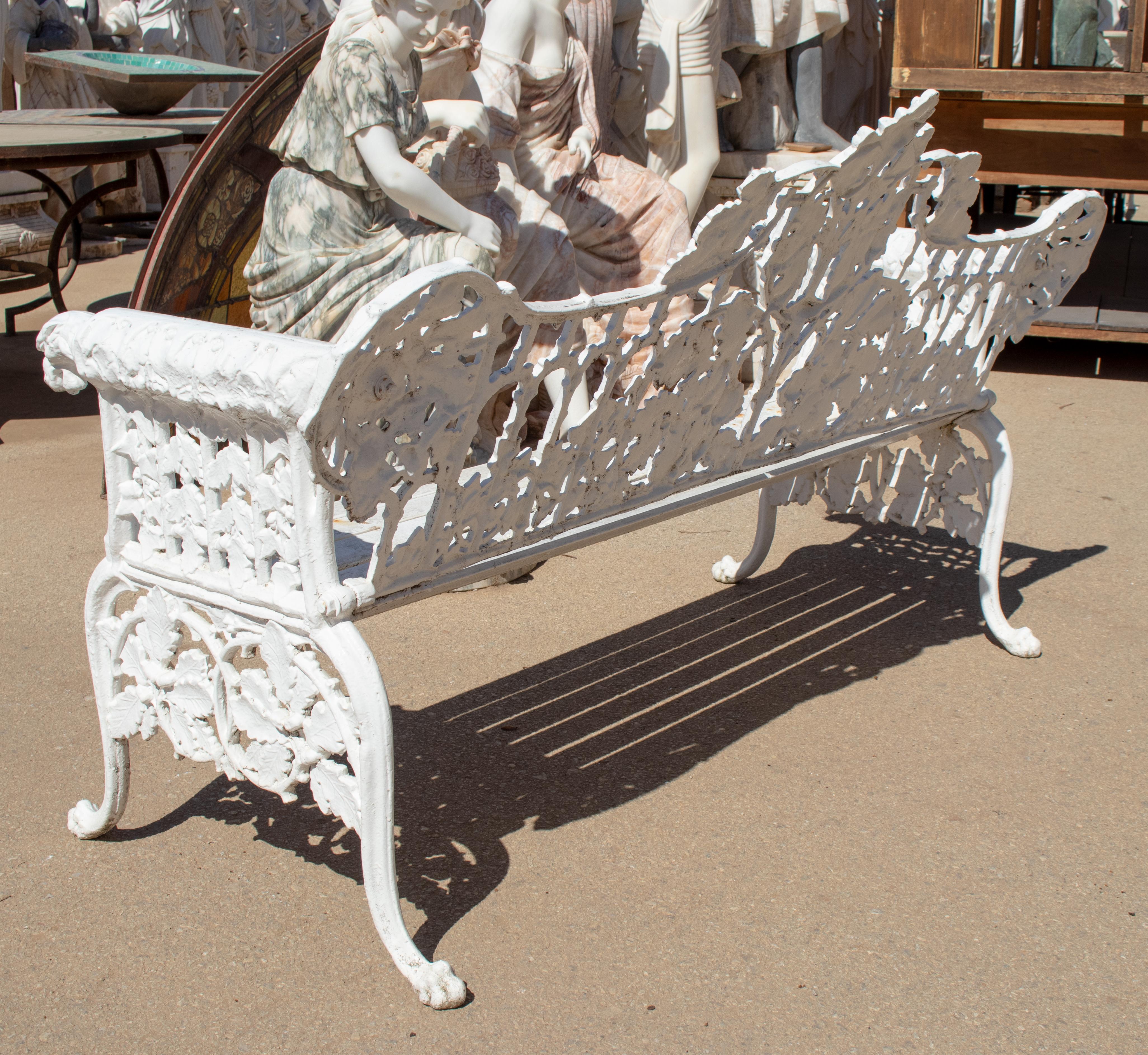 1980s Cast Aluminium Solid Metal White Garden Bench with Grapes Flower Garlands In Good Condition In Marbella, ES