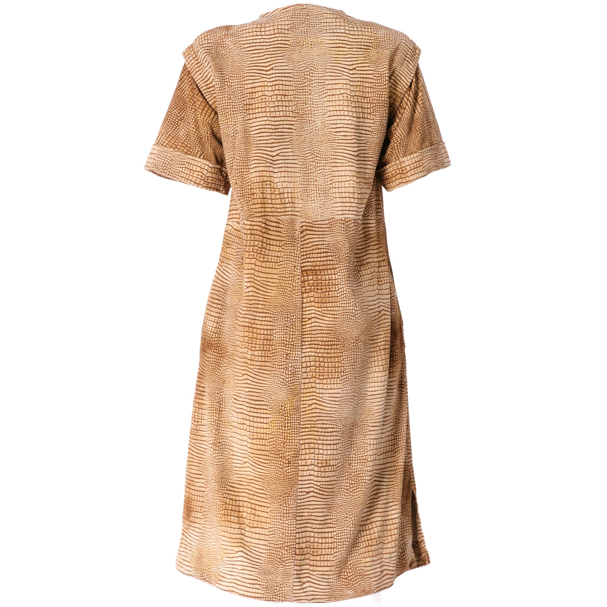 Castioni straight midi dress, in genuine beige suede with a brown animalier print, seraph collar with button closure, short cuffed sleeves, padded shoulders, side inseam pockets and side slits at the hem. Loose fit.
The item shows slight signs of