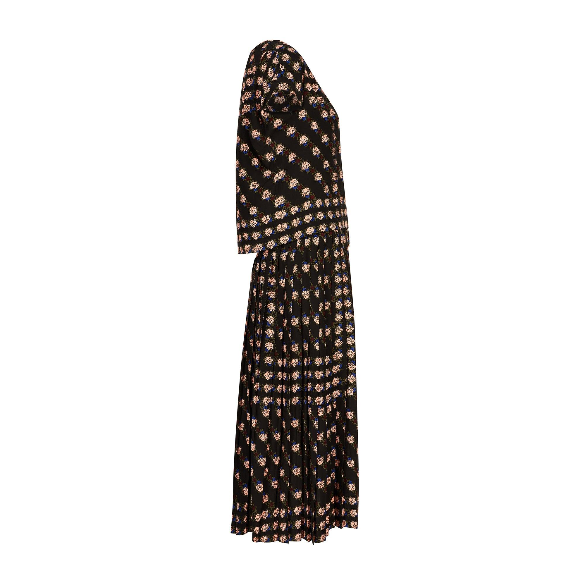 Este elegante conjunto de falda y blusa Céline de los años 80 está confeccionado en crepé de seda floral. Epítome del chic francés accesible en la época en que la fundadora, Céline Vipiana, era la fuerza creativa de la marca. El tejido es llamativo: