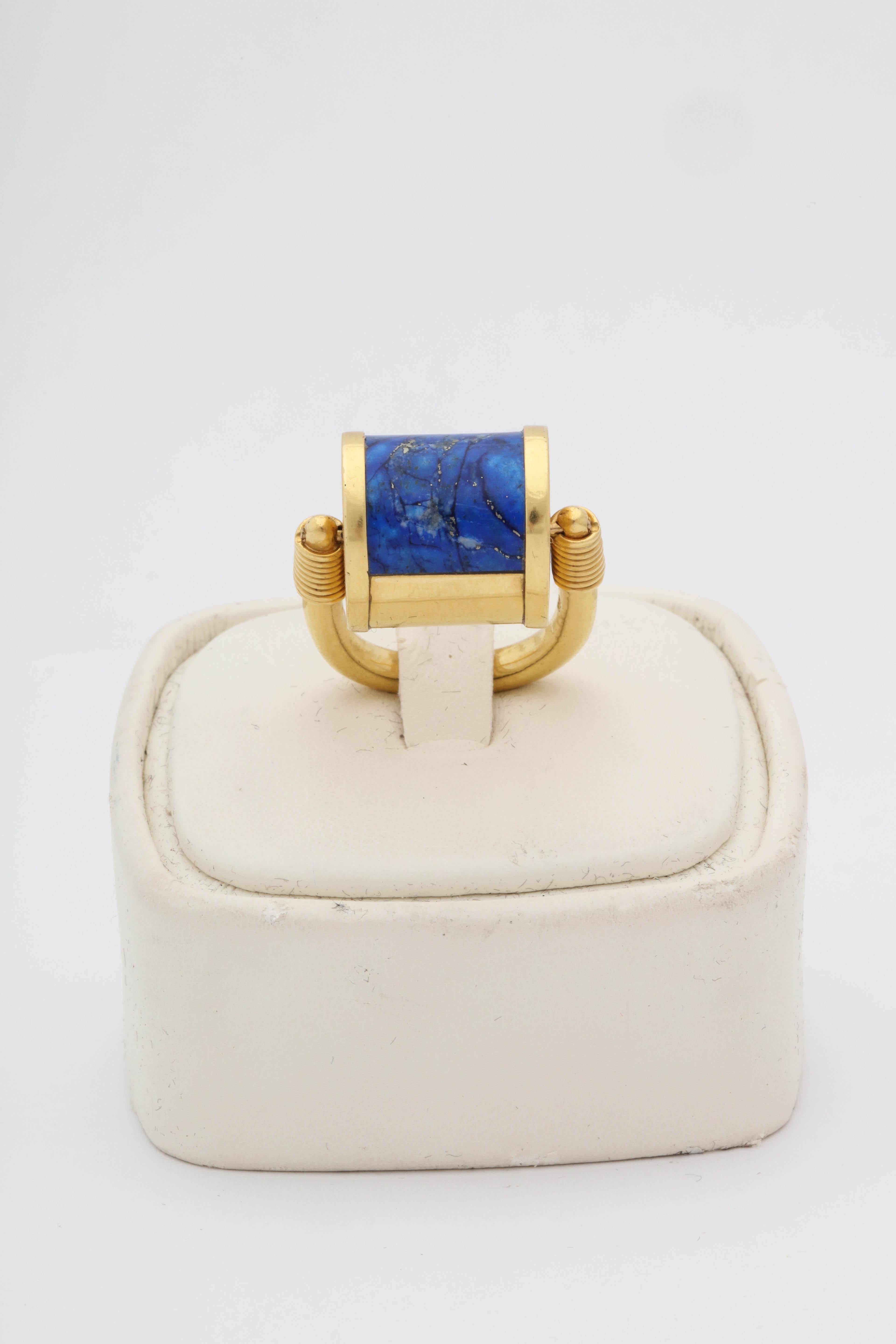 1980s Cellini Padlock Design Reversible Lapis Lazuli and Gold Rolltop Ring In Good Condition In New York, NY