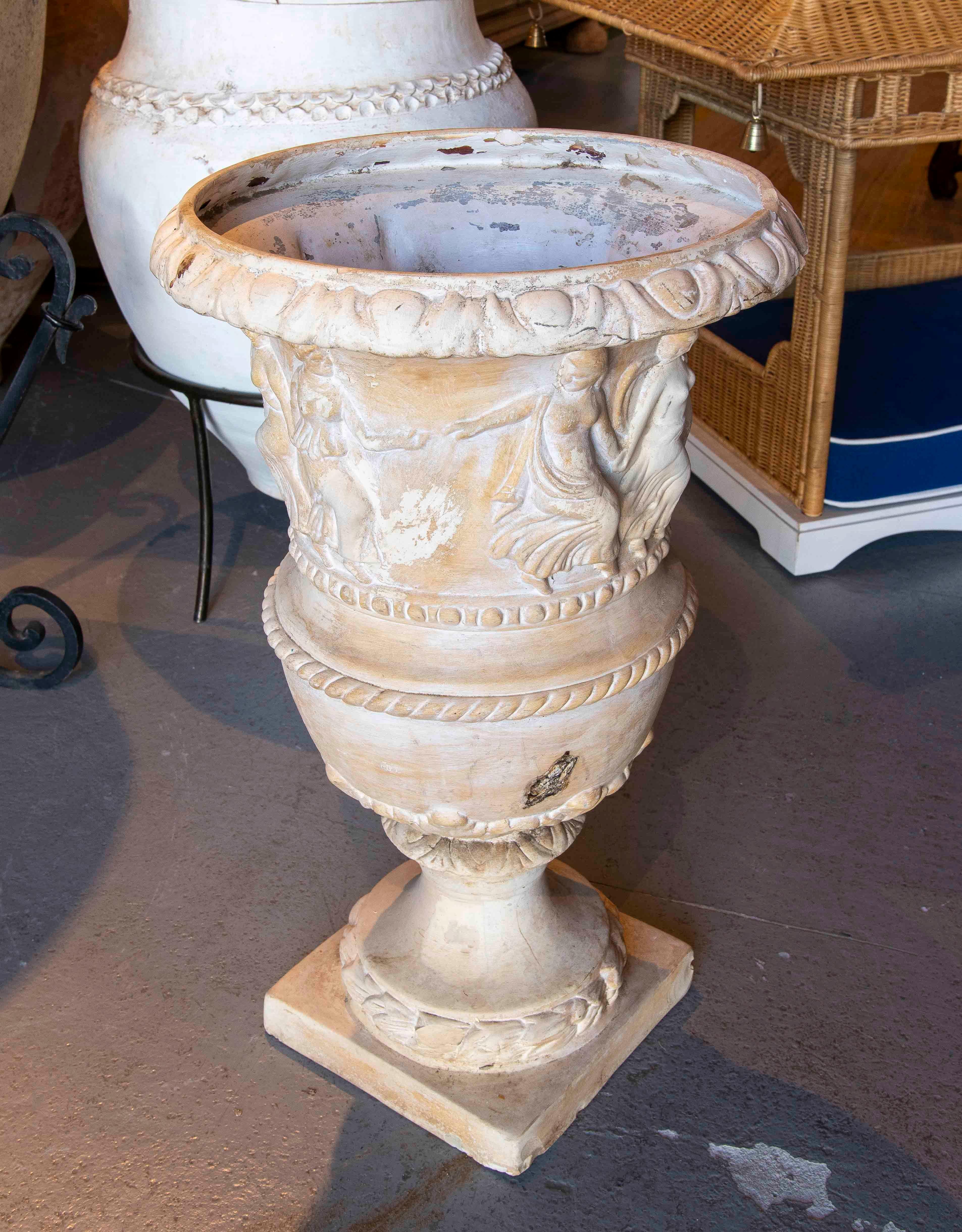 1980s Ceramic Garden Cup in White Tones with Greek Style Decoration In Good Condition For Sale In Marbella, ES