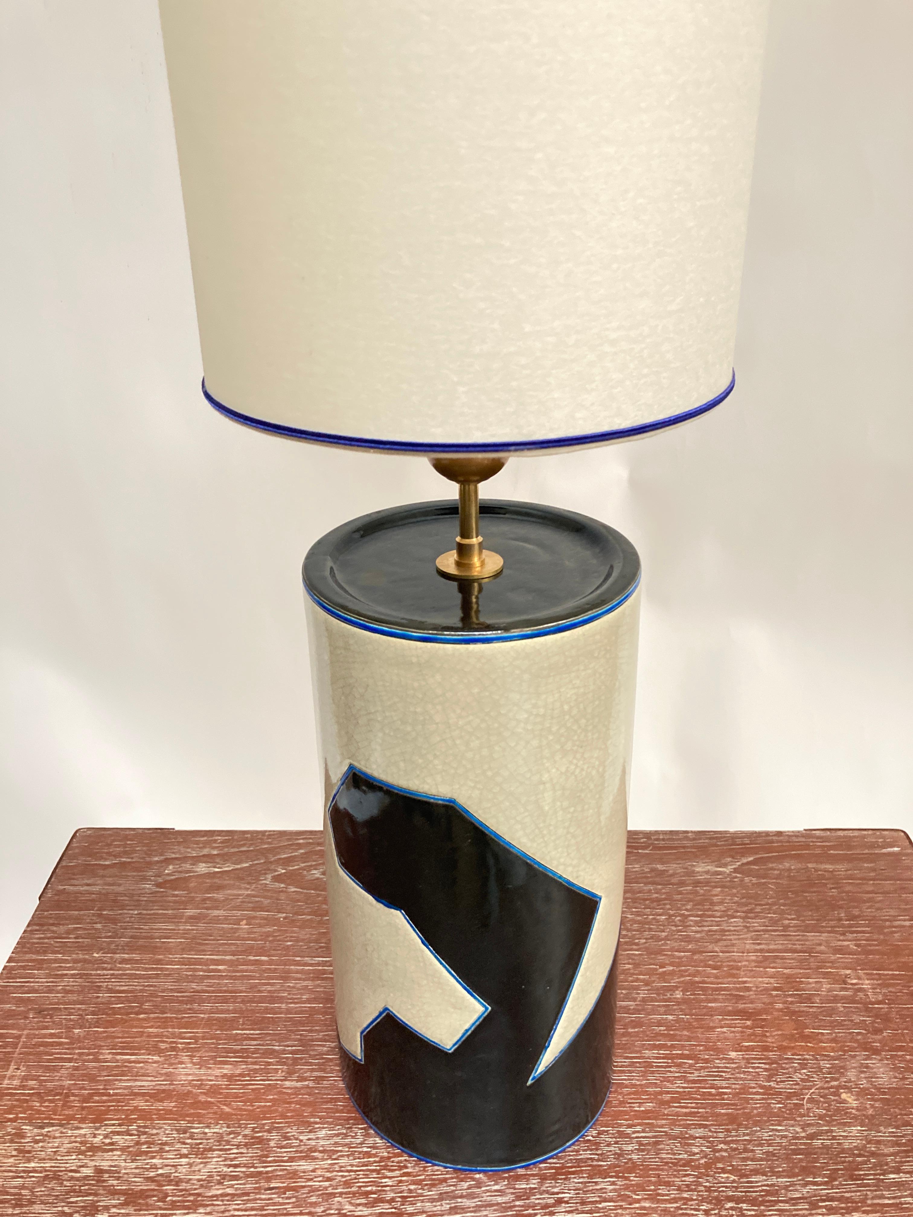 Seltene Keramiklampe aus den 1980er Jahren von Emaux de Longwy (Nordostfrankreich)
Maße ohne Schirm angegeben
Kein Schatten enthalten