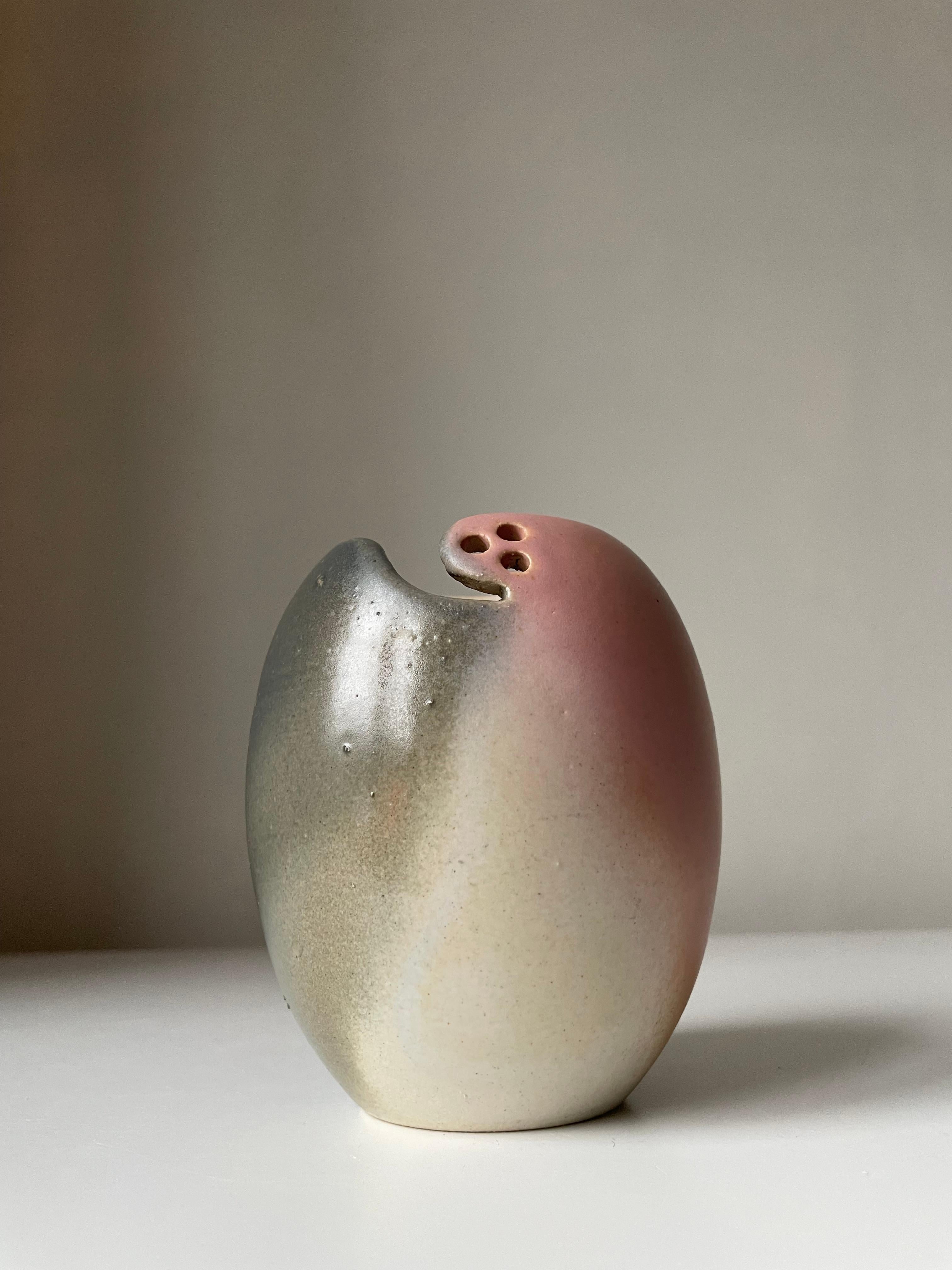 Postmoderne Vase en céramique des années 1980, rose, pêche, gris, avec décor perforé, Danemark en vente