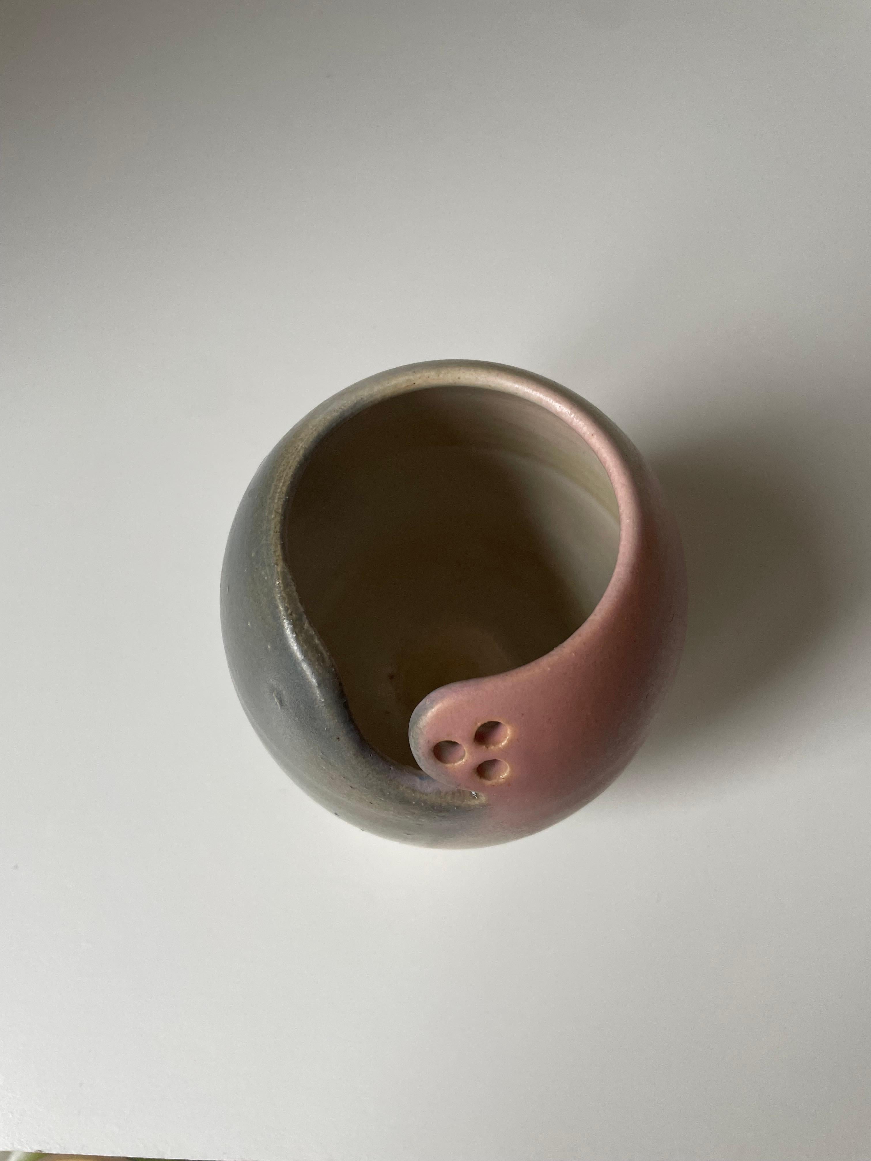 Vase en céramique des années 1980, rose, pêche, gris, avec décor perforé, Danemark Bon état - En vente à Copenhagen, DK