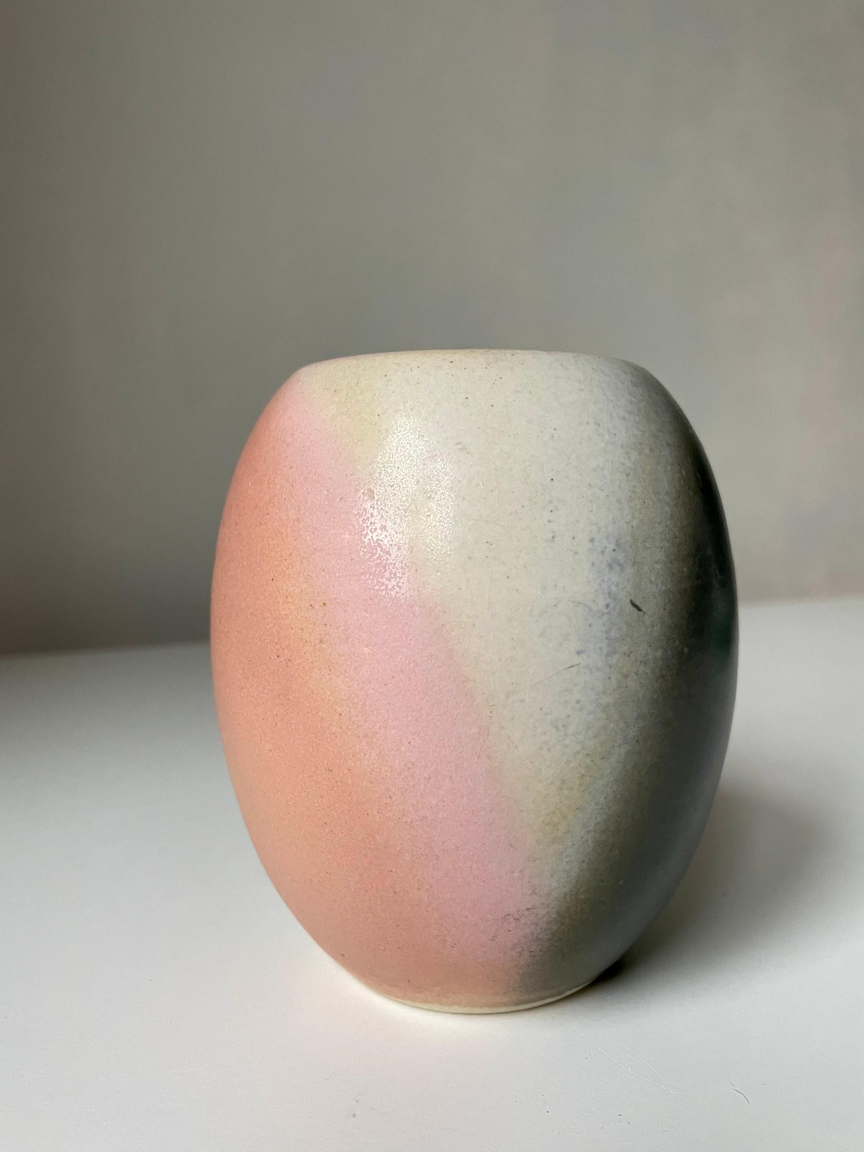 Céramique Vase en céramique des années 1980, rose, pêche, gris, avec décor perforé, Danemark en vente