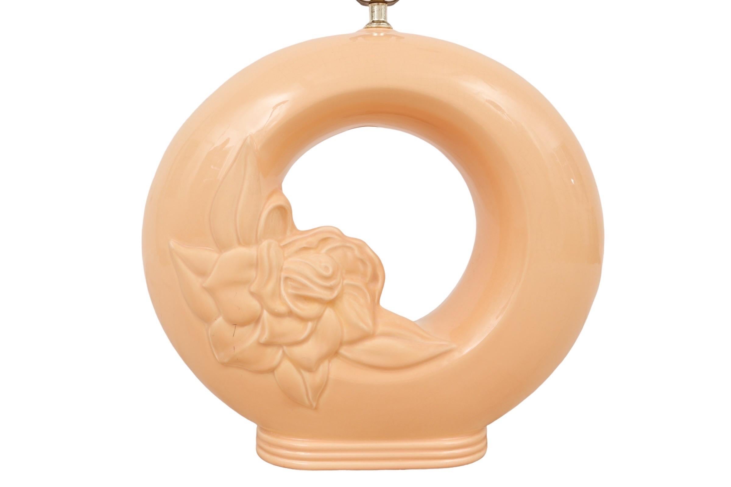 Une grande lampe de table en céramique fabriquée par Harris Lamps, vers 1980. L'élégant corps en céramique en forme de 