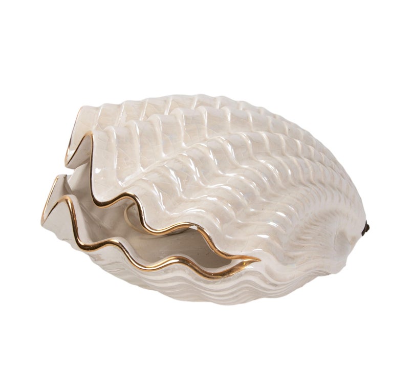 1980s Ceramic Shell-Shaped Table Lamp with Gilded Edges For Sale at 1stDibs