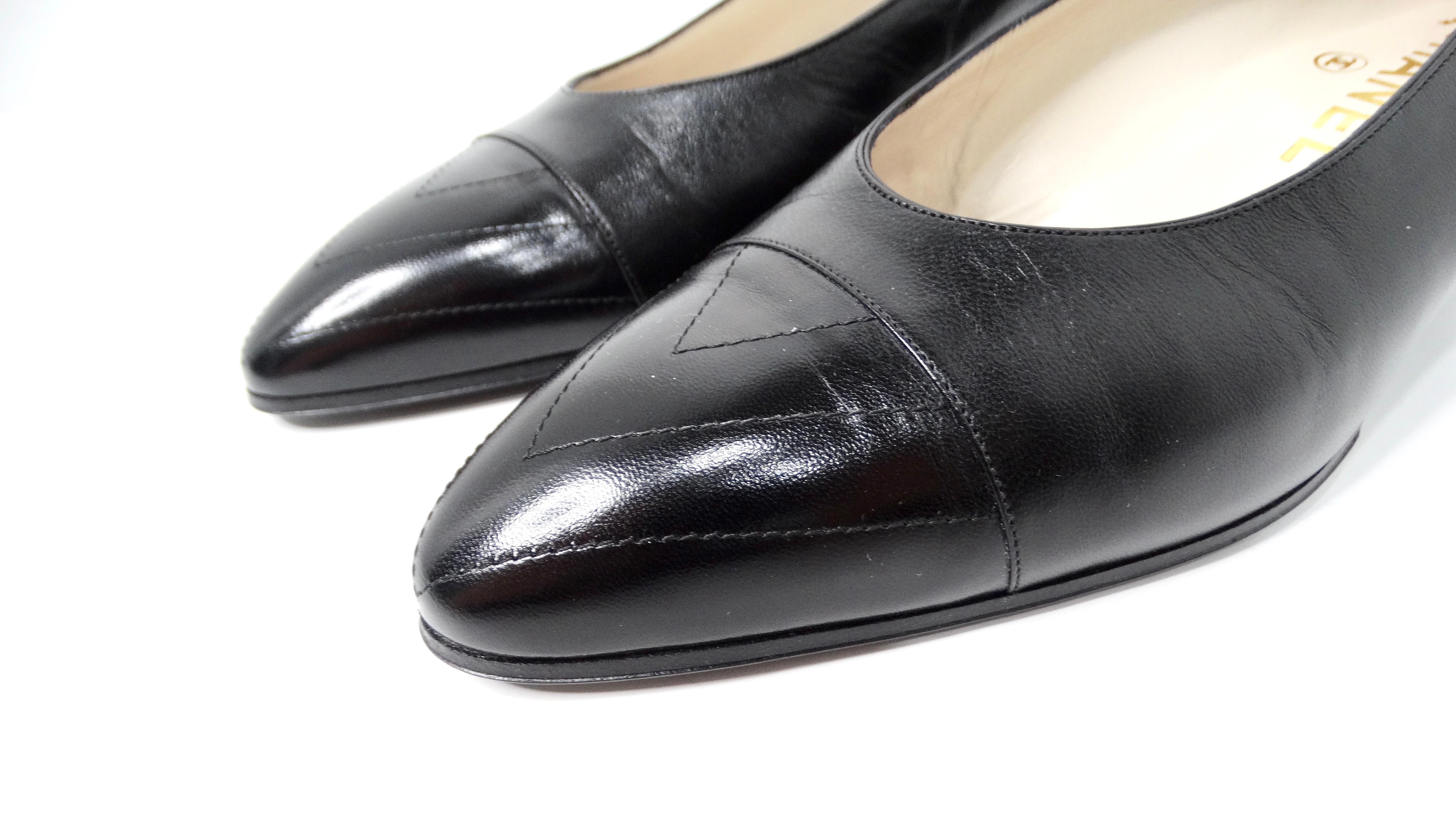 1980s Chanel Black Leather Chevron Cap-Toe Kitten Heels In Good Condition For Sale In Scottsdale, AZ