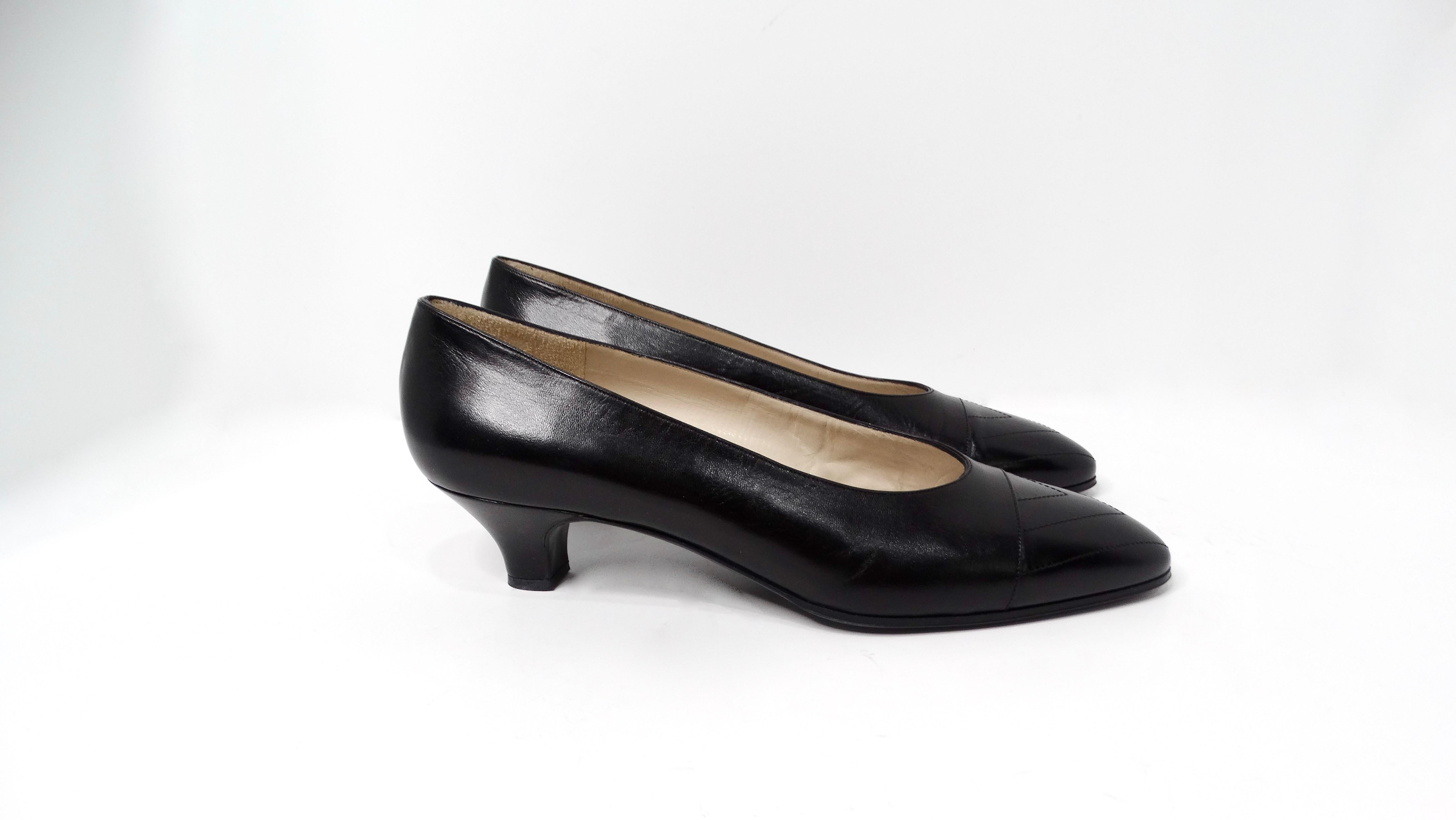 1980s Chanel Black Leather Chevron Cap-Toe Kitten Heels For Sale 2