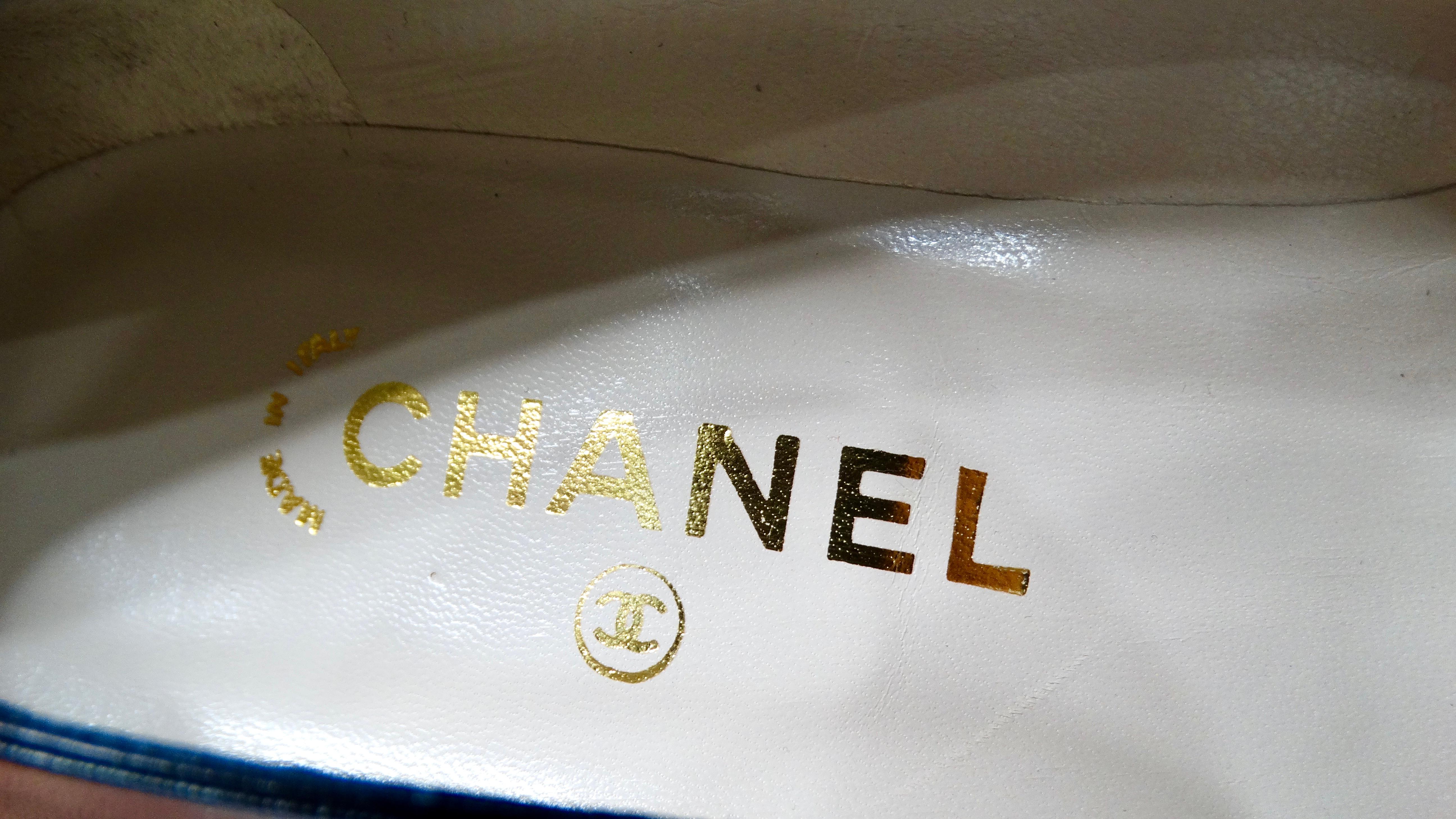 1980s Chanel Black Leather Chevron Cap-Toe Kitten Heels For Sale 3