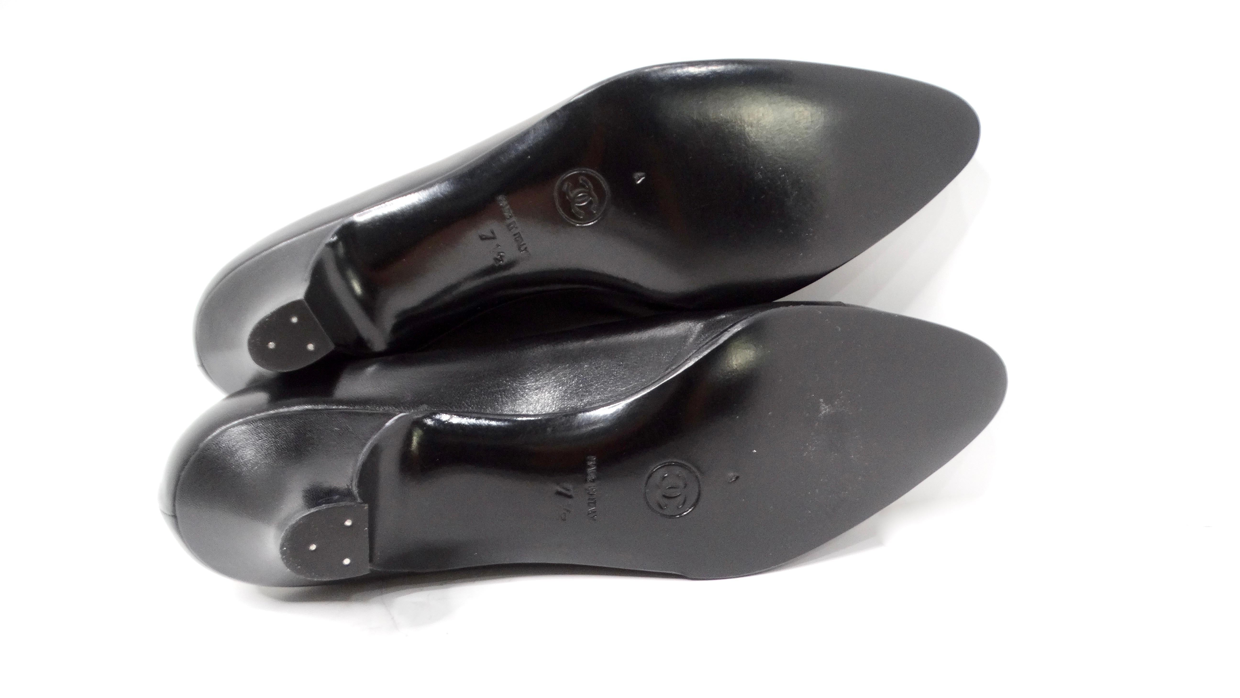 1980s Chanel Black Leather Chevron Cap-Toe Kitten Heels For Sale 4