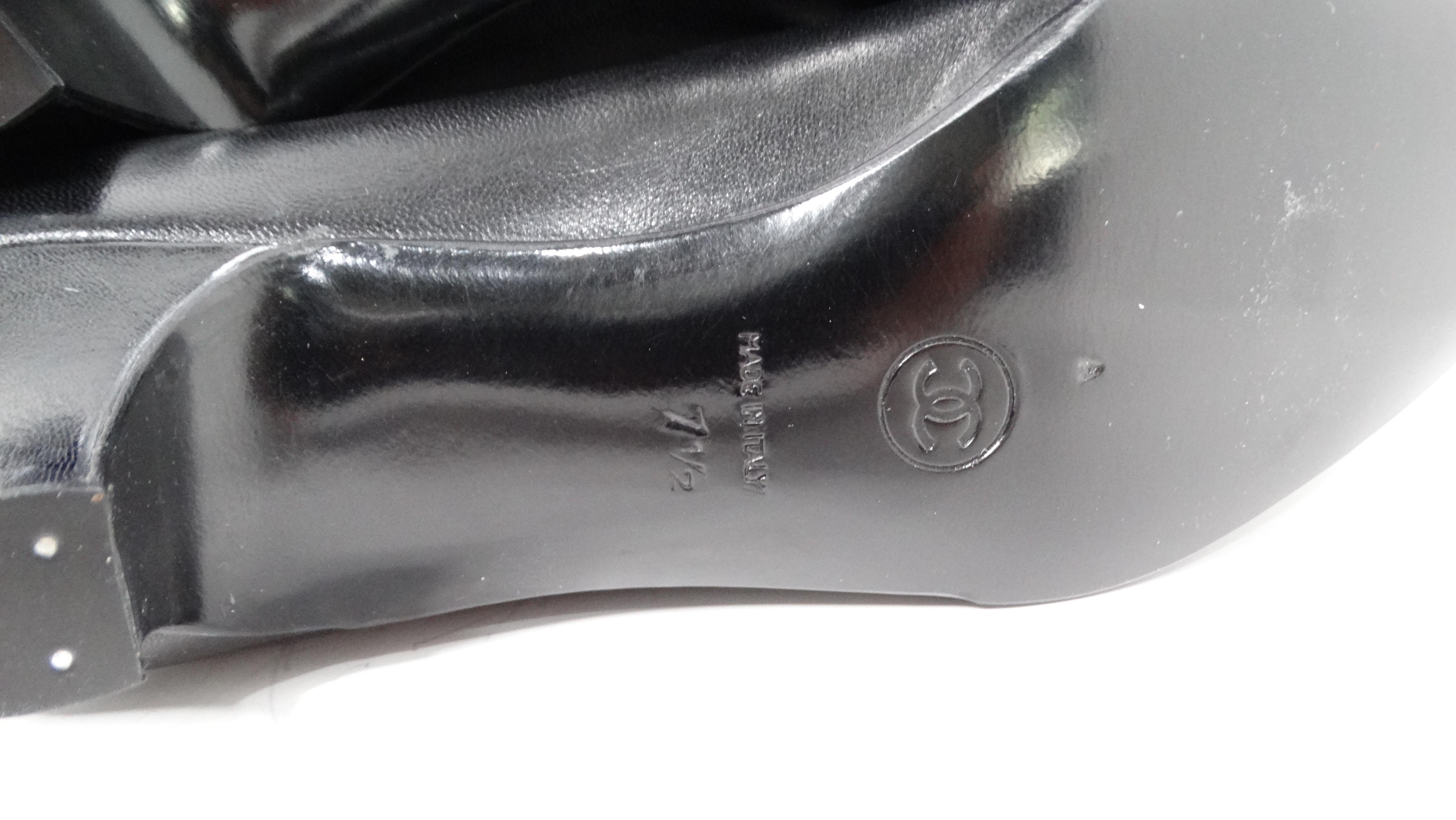 1980s Chanel Black Leather Chevron Cap-Toe Kitten Heels For Sale 5
