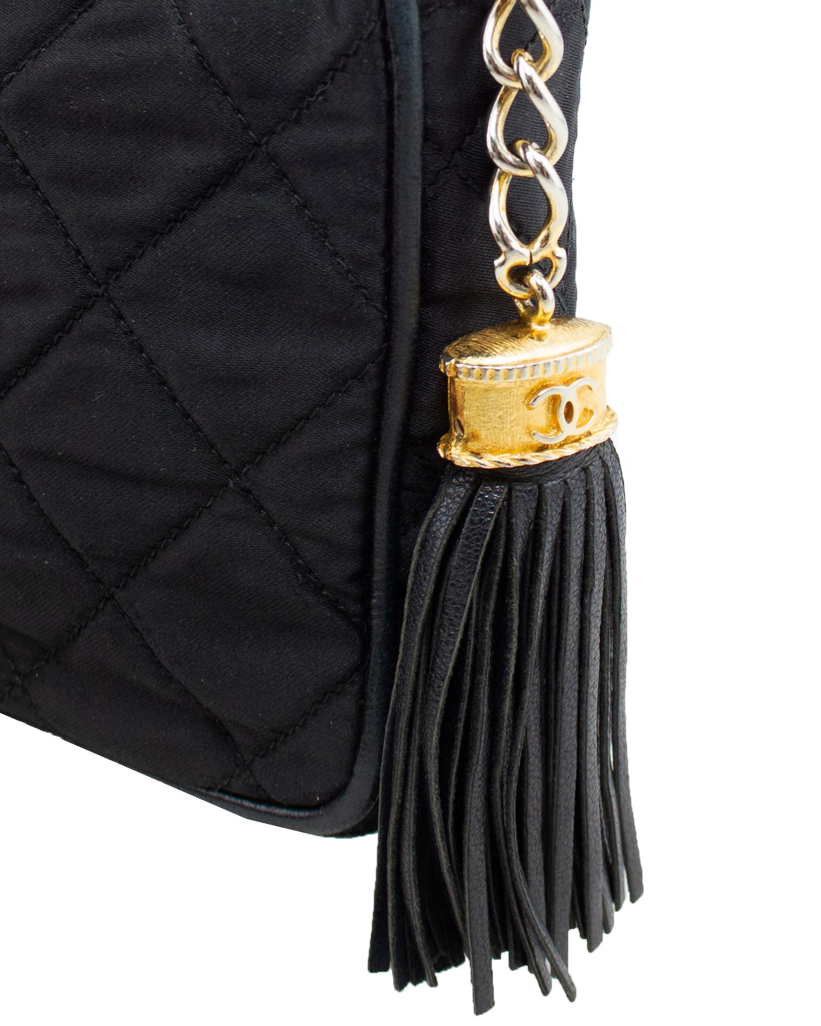Noir Chanel - Sac de soirée en satin noir matelassé des années 1980 en vente