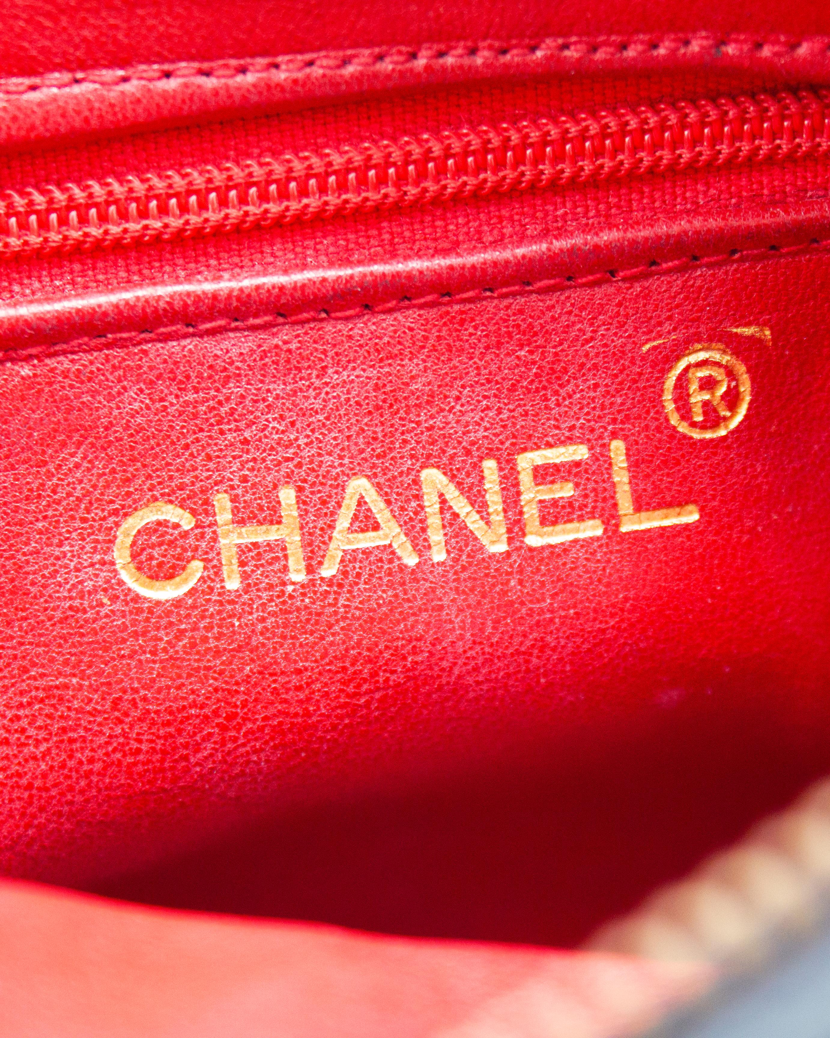 1980er Chanel Schwarze gesteppte Abendtasche aus Satin im Angebot 2