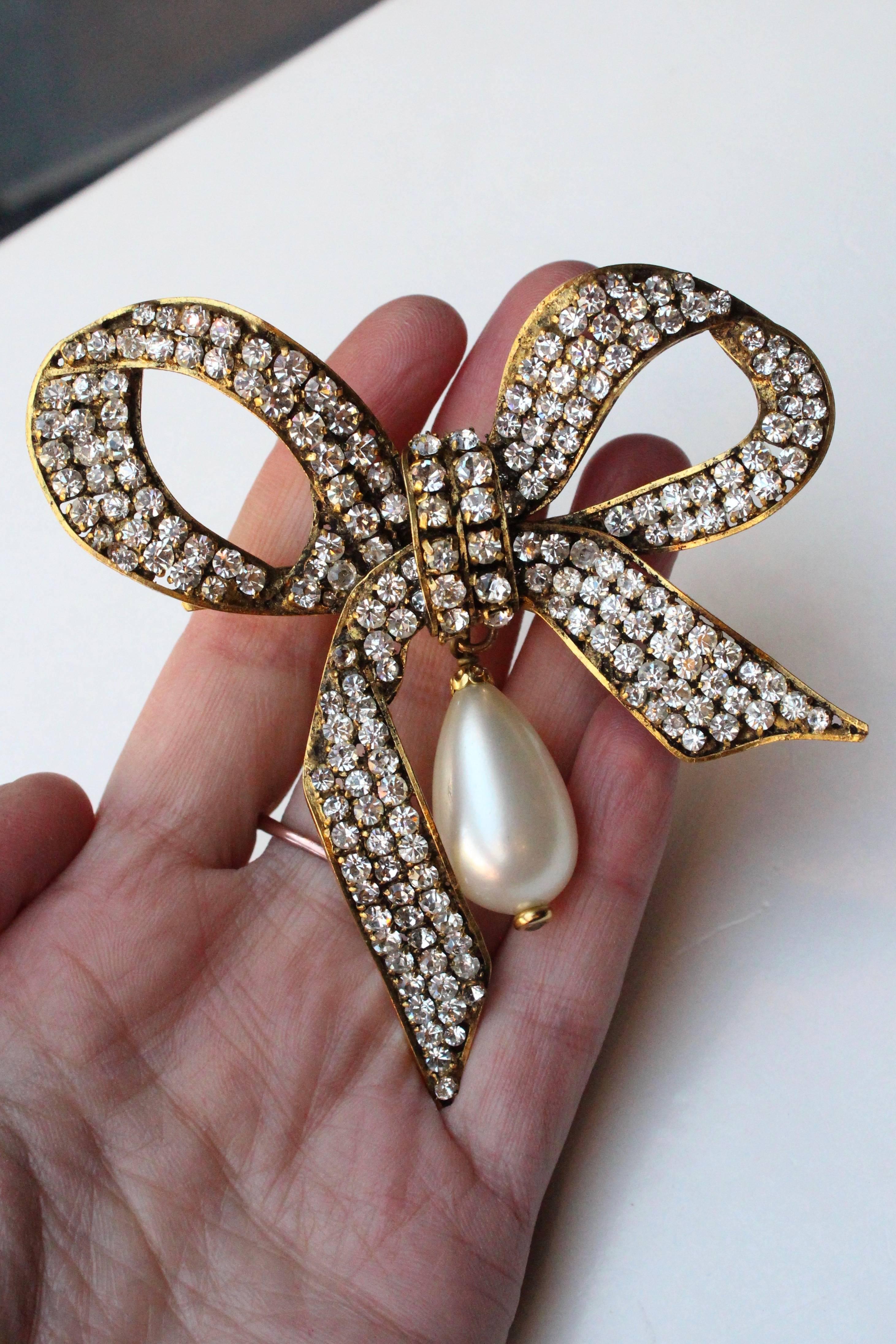 Chanel bow brooch with pearly tear drop, 1980s  In Excellent Condition For Sale In Paris, FR