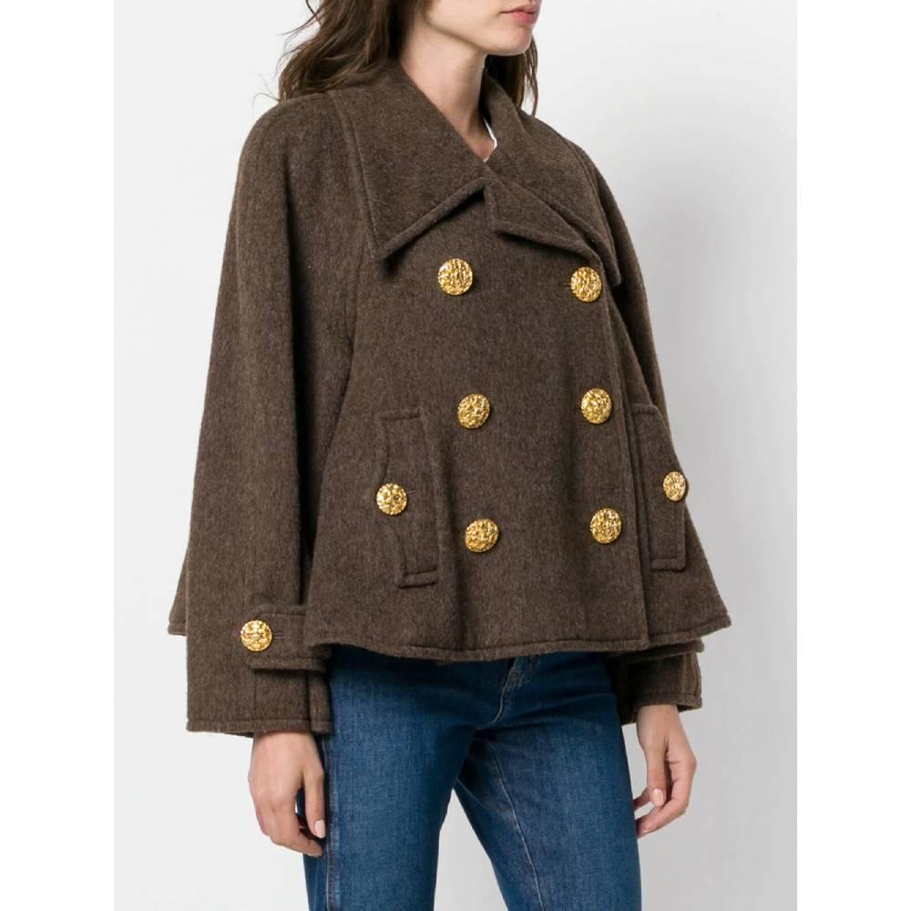Chanel short coat in brown color, with light superficial down. Classic collar and double-breasted closure with golden buttons.
Years: 80s

Made in France

Size: 44 IT

Flat measurements 

Height: 60 cm
Bust: 57 cm
Shoulders: 48 cm
Sleeves: 55 cm

