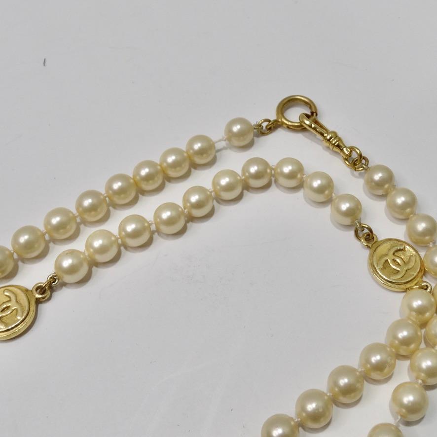 1980s Chanel CC Medallion Pearl Necklace In Good Condition In Scottsdale, AZ