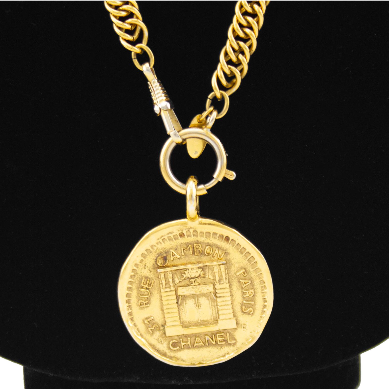 1980s Chanel Chain 31 Rue Cambon, Paris Medallion Necklace In Good Condition For Sale In Toronto, Ontario