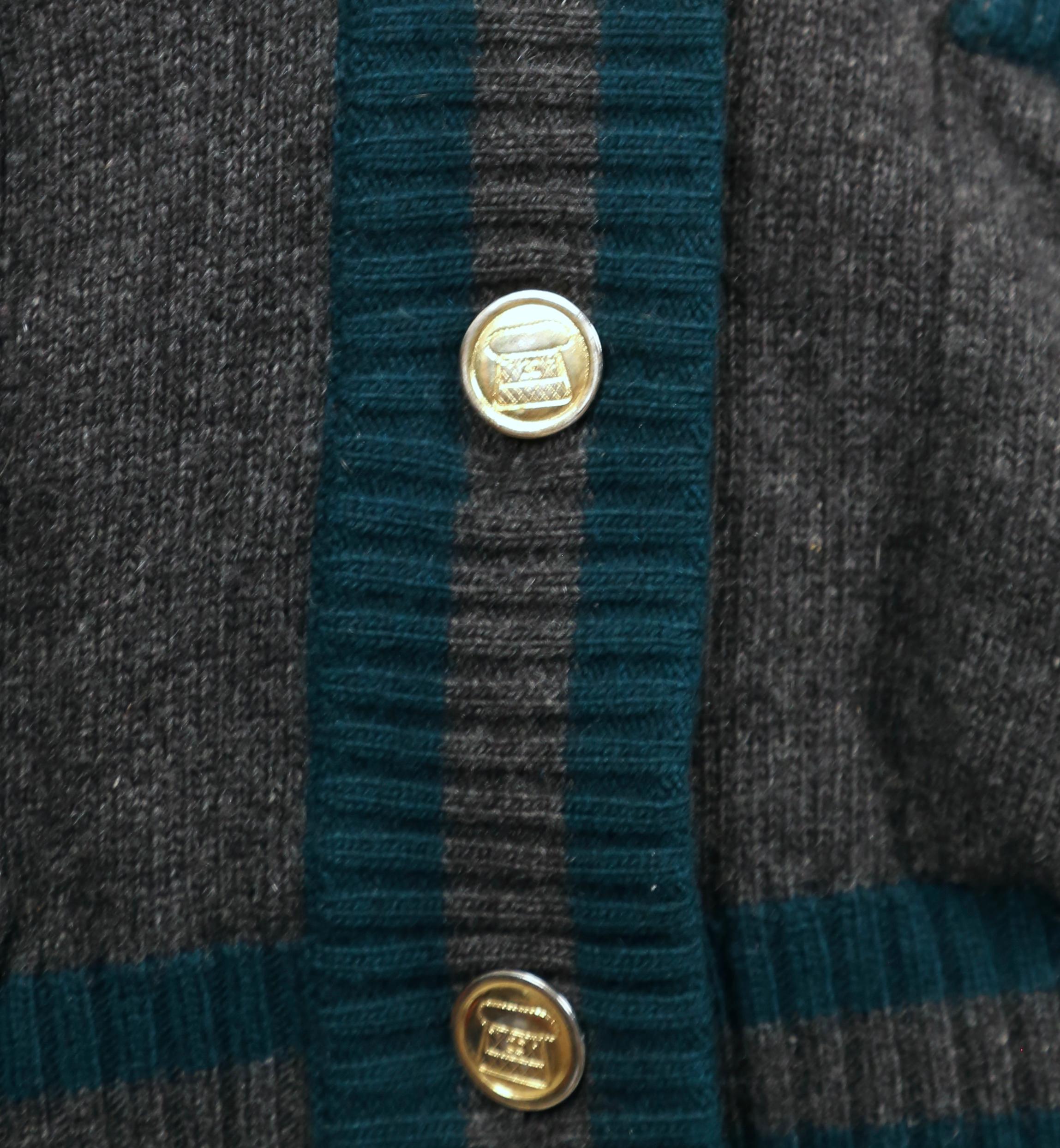 1980's CHANEL charcoal grey and spruce green cashmere cardigan sweater For Sale 2
